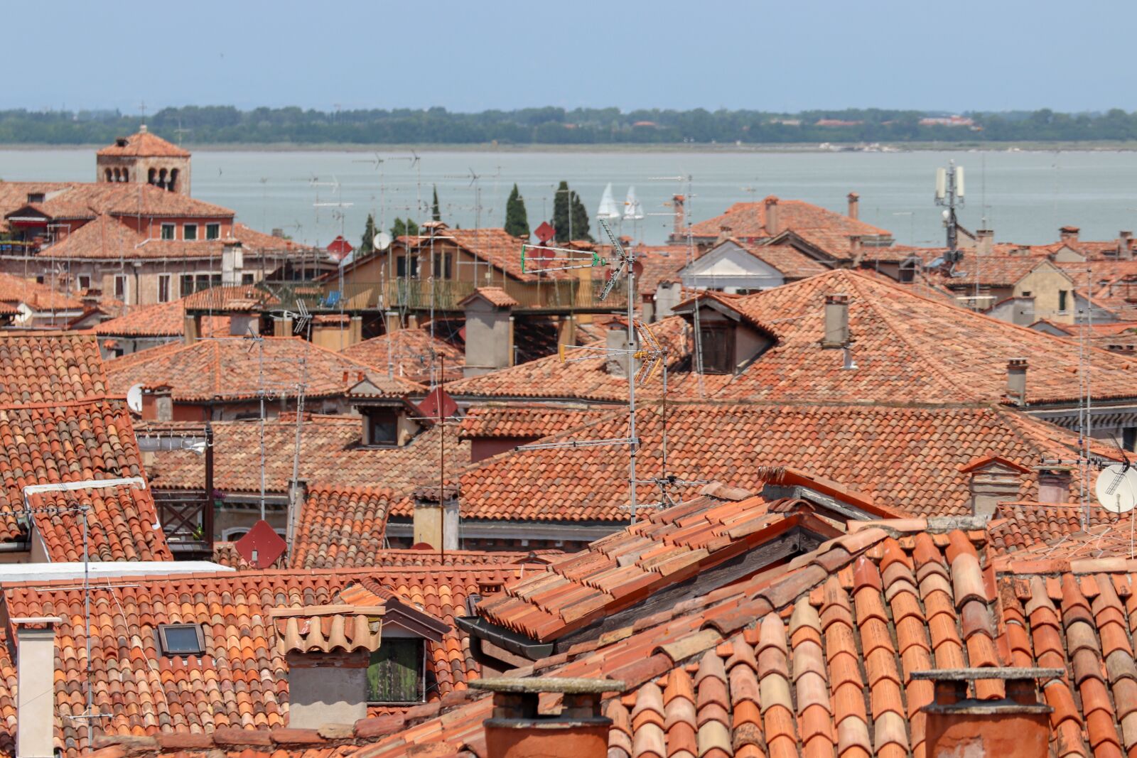 Canon EOS 200D (EOS Rebel SL2 / EOS Kiss X9) sample photo. Sea of houses, italy photography