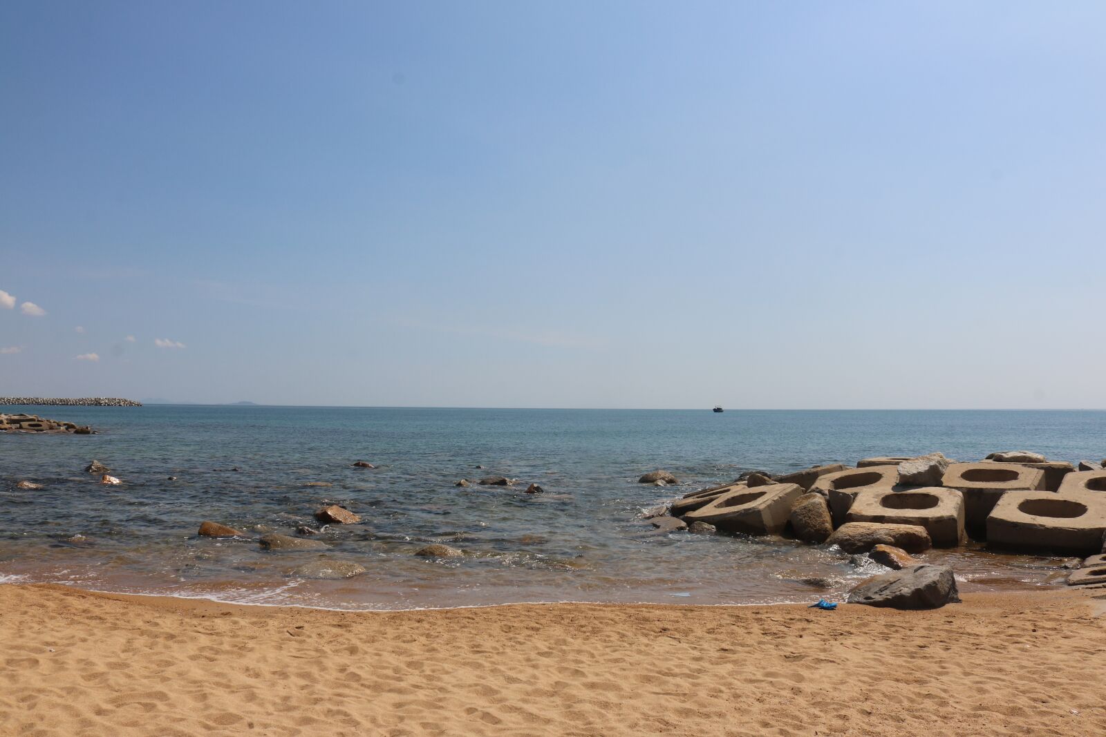 Canon EOS 750D (EOS Rebel T6i / EOS Kiss X8i) sample photo. Coast, sand gold, blue photography