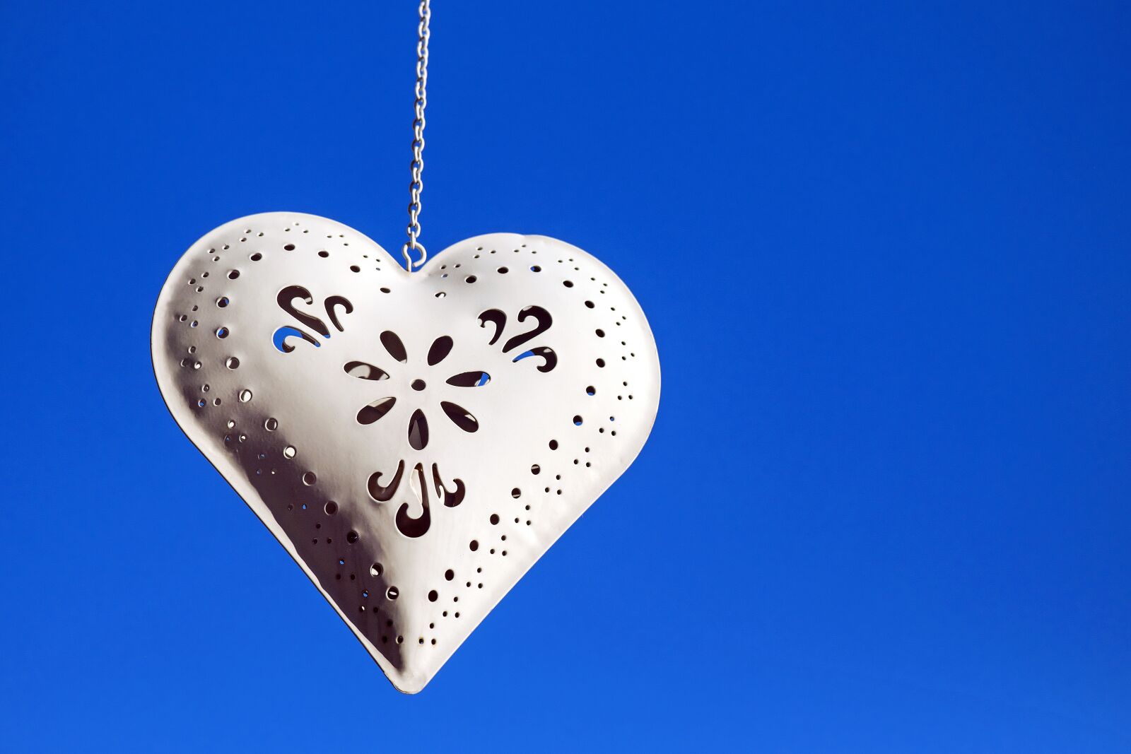 Fujifilm X-T10 + Fujifilm XC 50-230mm F4.5-6.7 OIS sample photo. Heart, sky, romance photography
