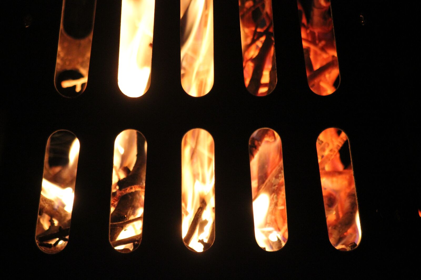 Canon EOS 550D (EOS Rebel T2i / EOS Kiss X4) sample photo. Fire, flame, baking photography