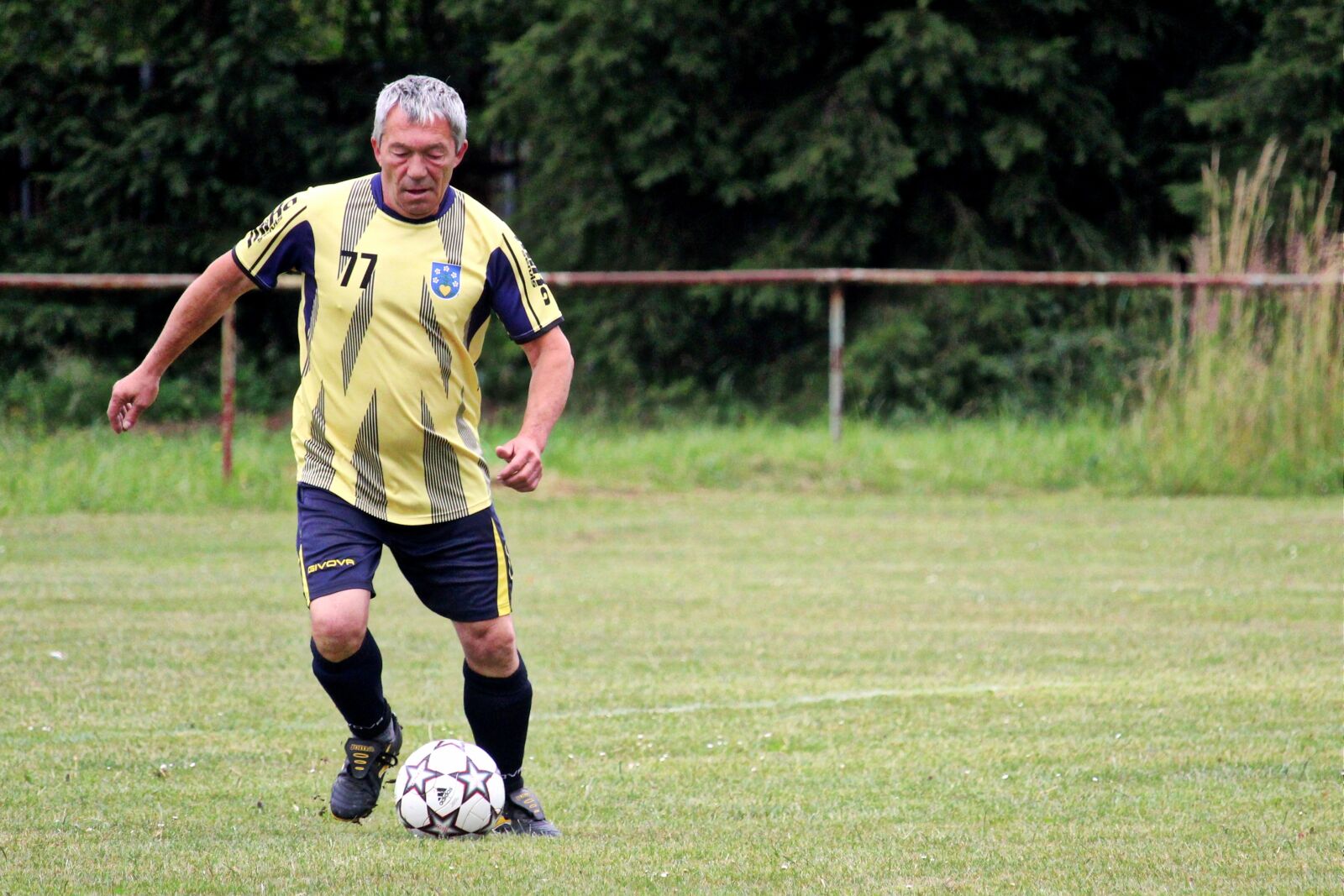 Canon EF-S 55-250mm F4-5.6 IS STM sample photo. Football, footballer, old photography