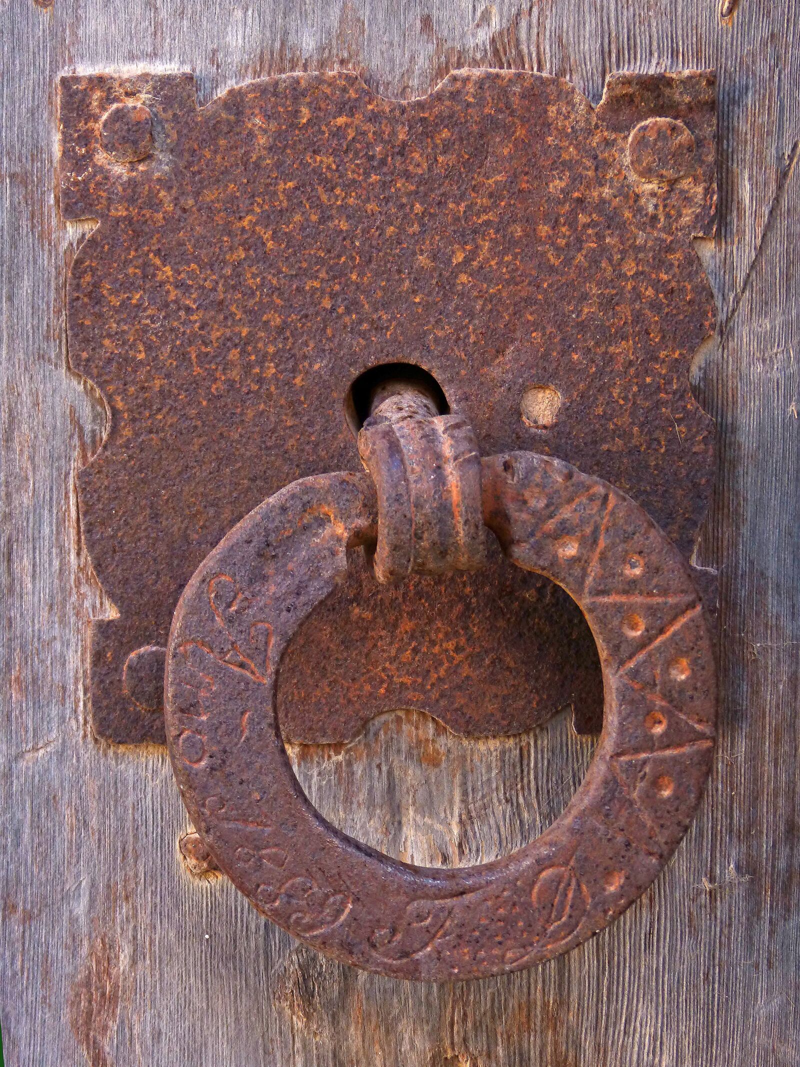 Panasonic DMC-FZ62 sample photo. Aldaba, door, open photography