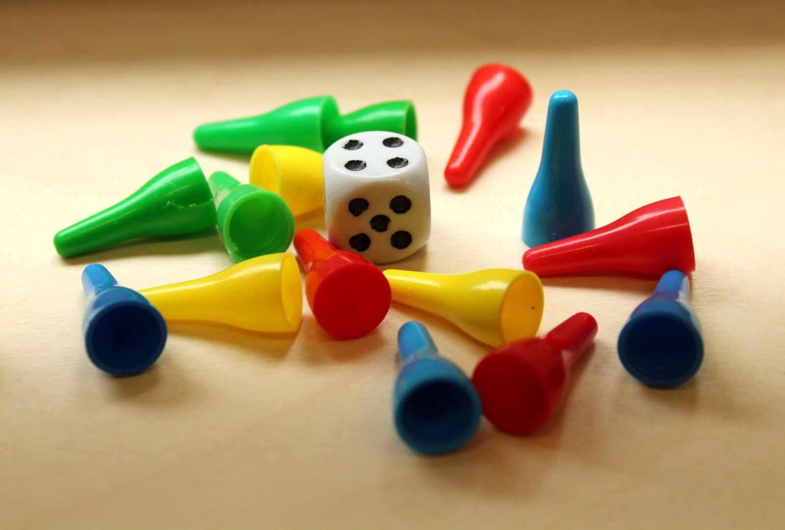 Canon EOS 1200D (EOS Rebel T5 / EOS Kiss X70 / EOS Hi) sample photo. Pawns, cube, game photography