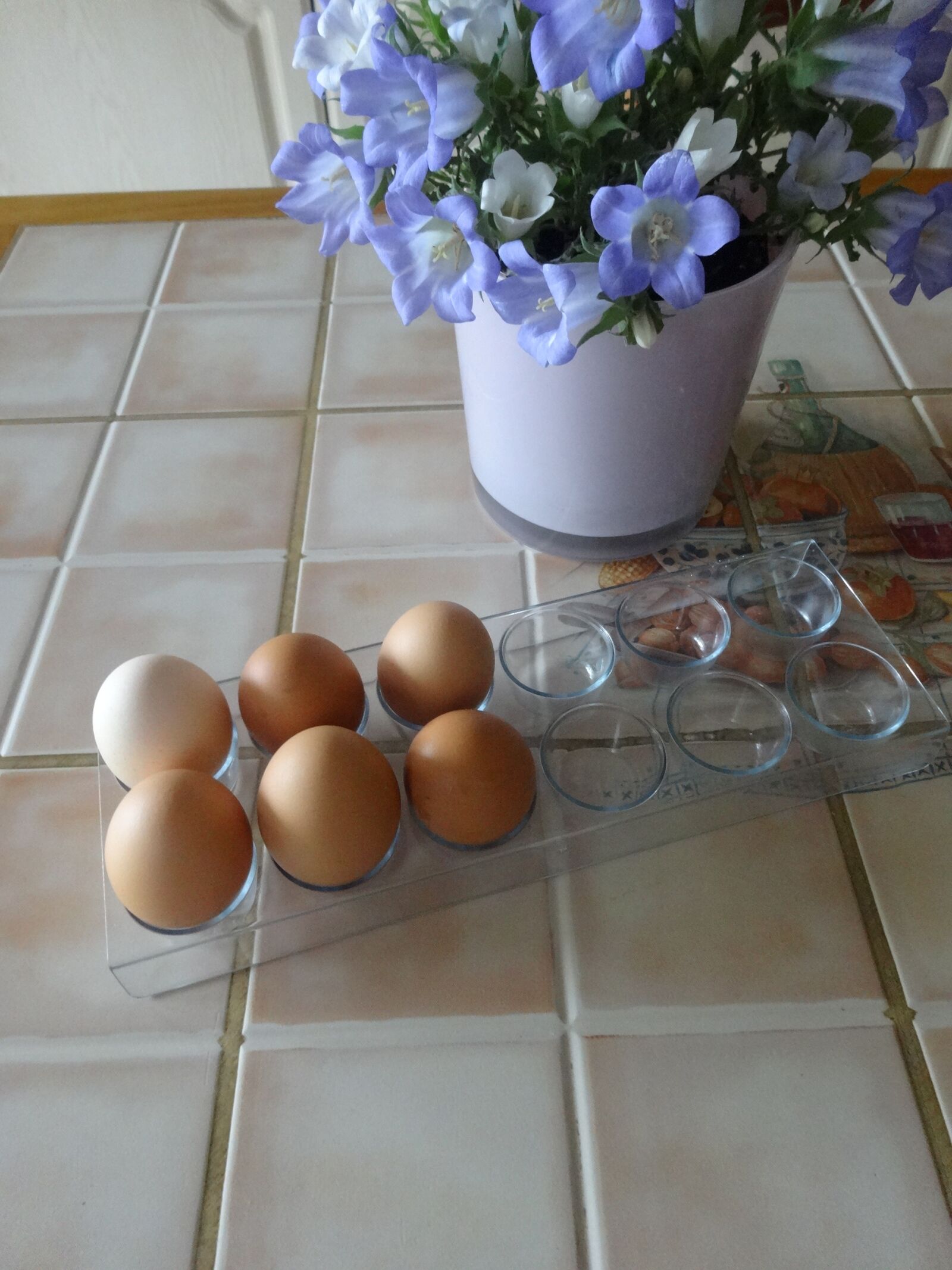 Sony Cyber-shot DSC-WX300 sample photo. Eggs, bellflower, table photography