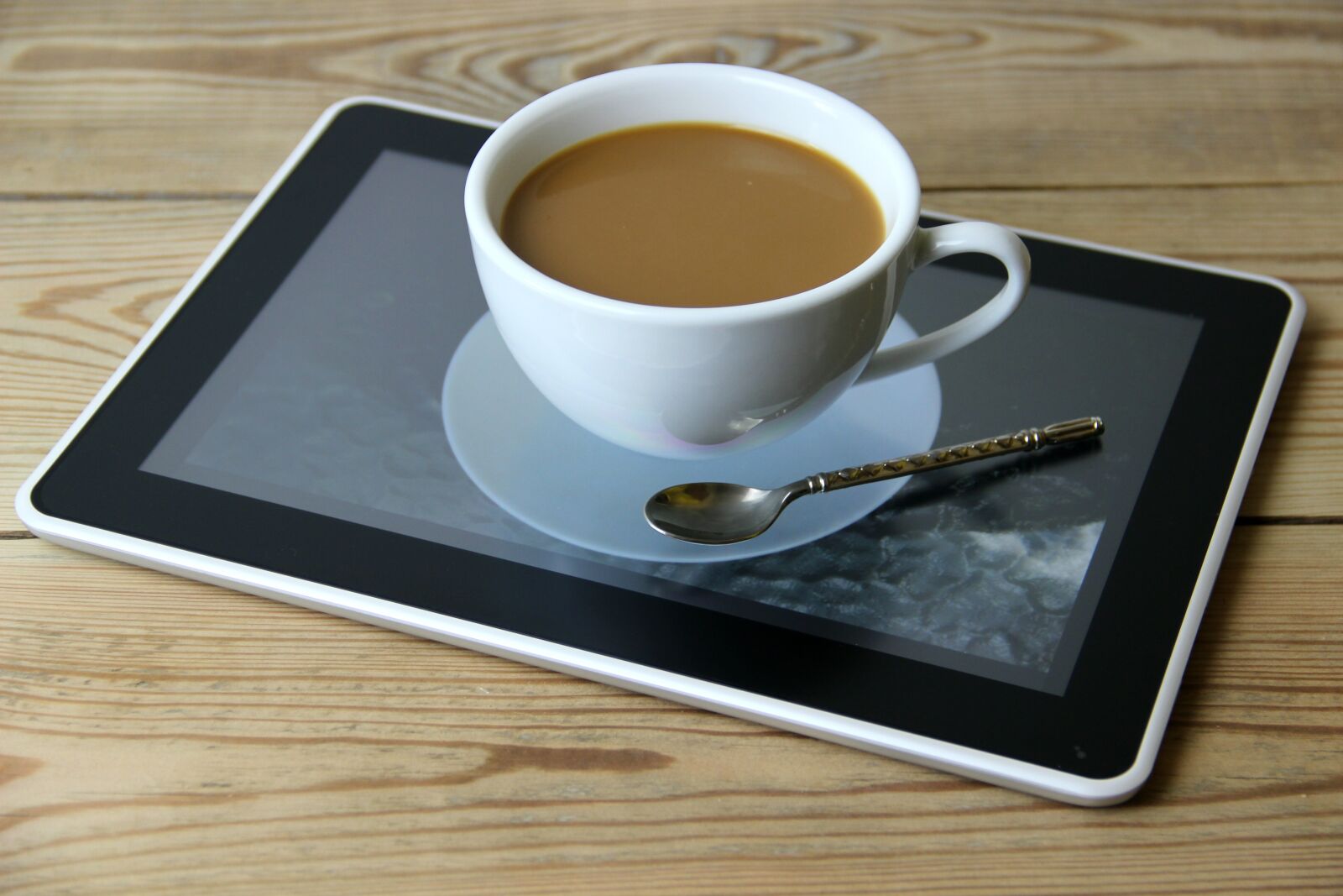 Canon EOS 600D (Rebel EOS T3i / EOS Kiss X5) sample photo. Tablet, cup, plate photography