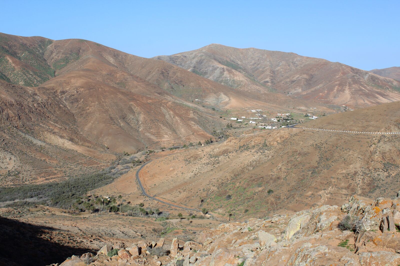 Canon EOS 1200D (EOS Rebel T5 / EOS Kiss X70 / EOS Hi) sample photo. Road, fuerteventura, mountains photography