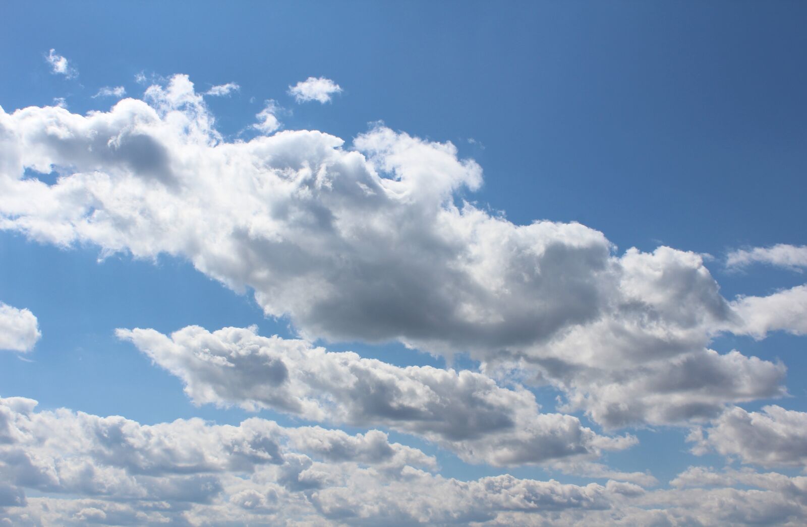 Canon EOS 600D (Rebel EOS T3i / EOS Kiss X5) sample photo. Blue sky, clouds, white photography