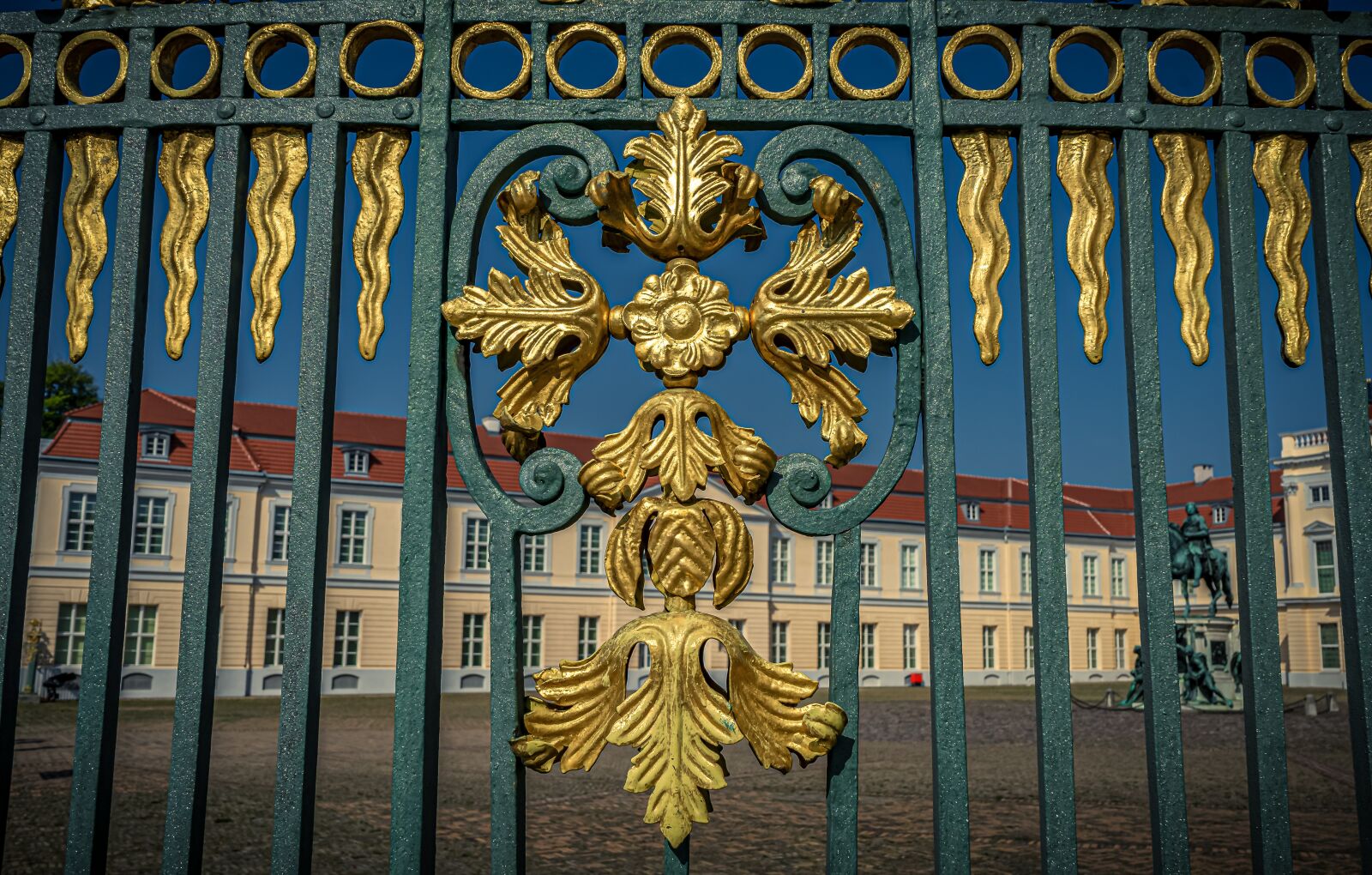 Sony a7 II + Sony FE 28-70mm F3.5-5.6 OSS sample photo. Castle park, fence, iron photography