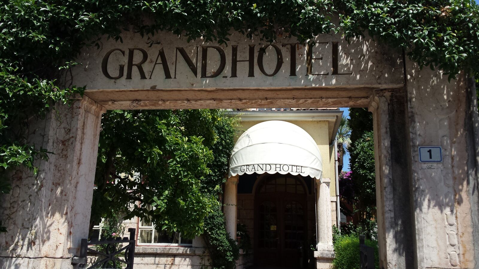 Samsung Galaxy S4 sample photo. Grand hotel, salo, lake photography