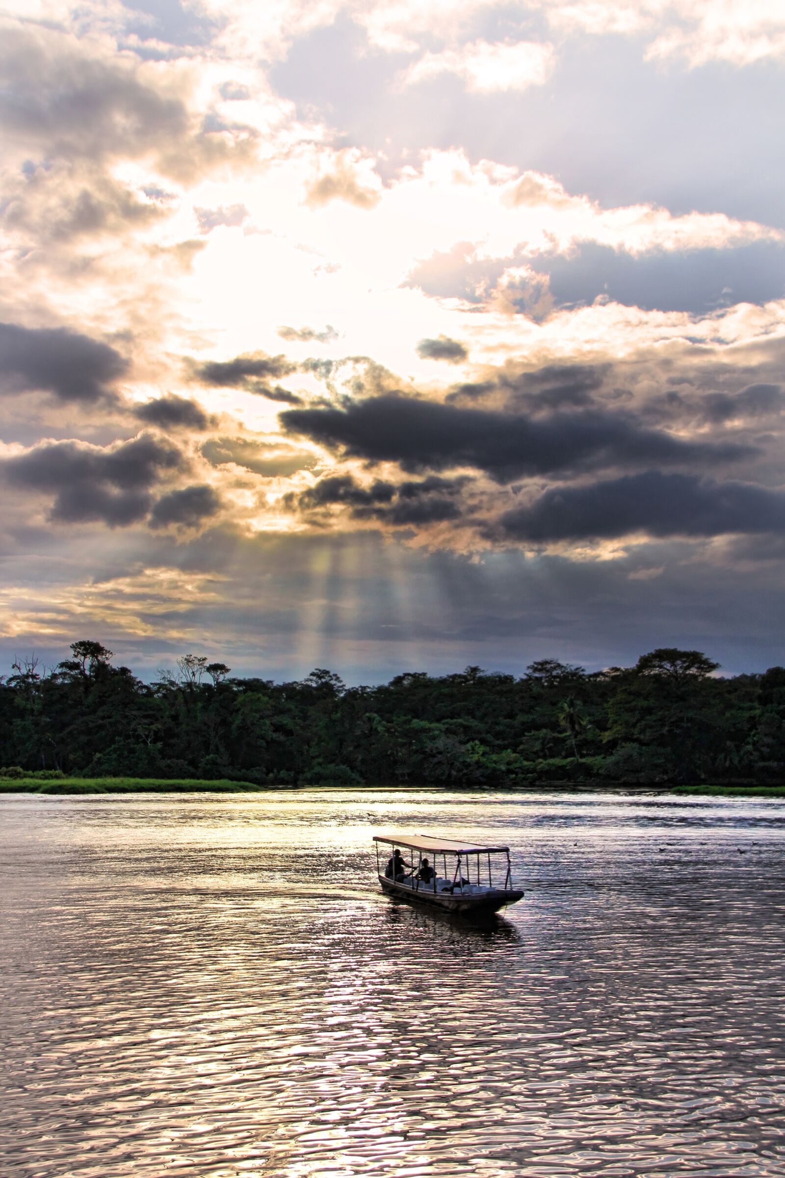 Canon EOS 1300D (EOS Rebel T6 / EOS Kiss X80) sample photo. Sunset, river, ship photography
