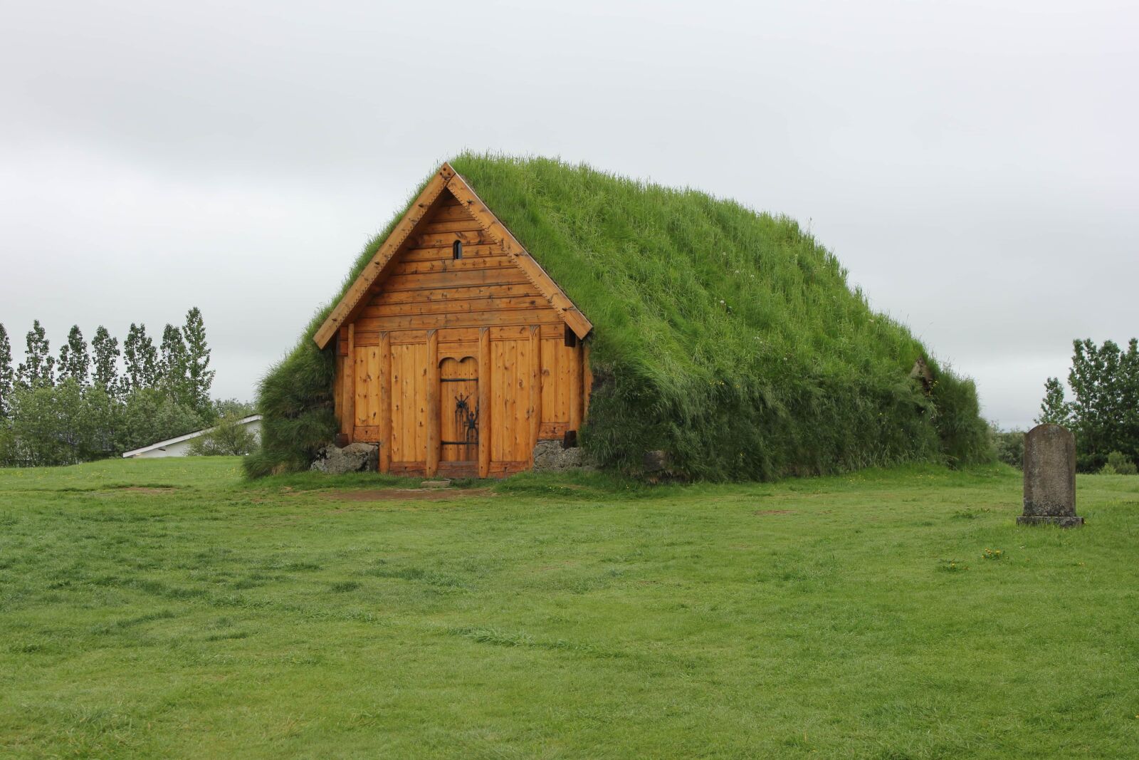 Canon EOS 550D (EOS Rebel T2i / EOS Kiss X4) sample photo. Cottage, green grass, house photography