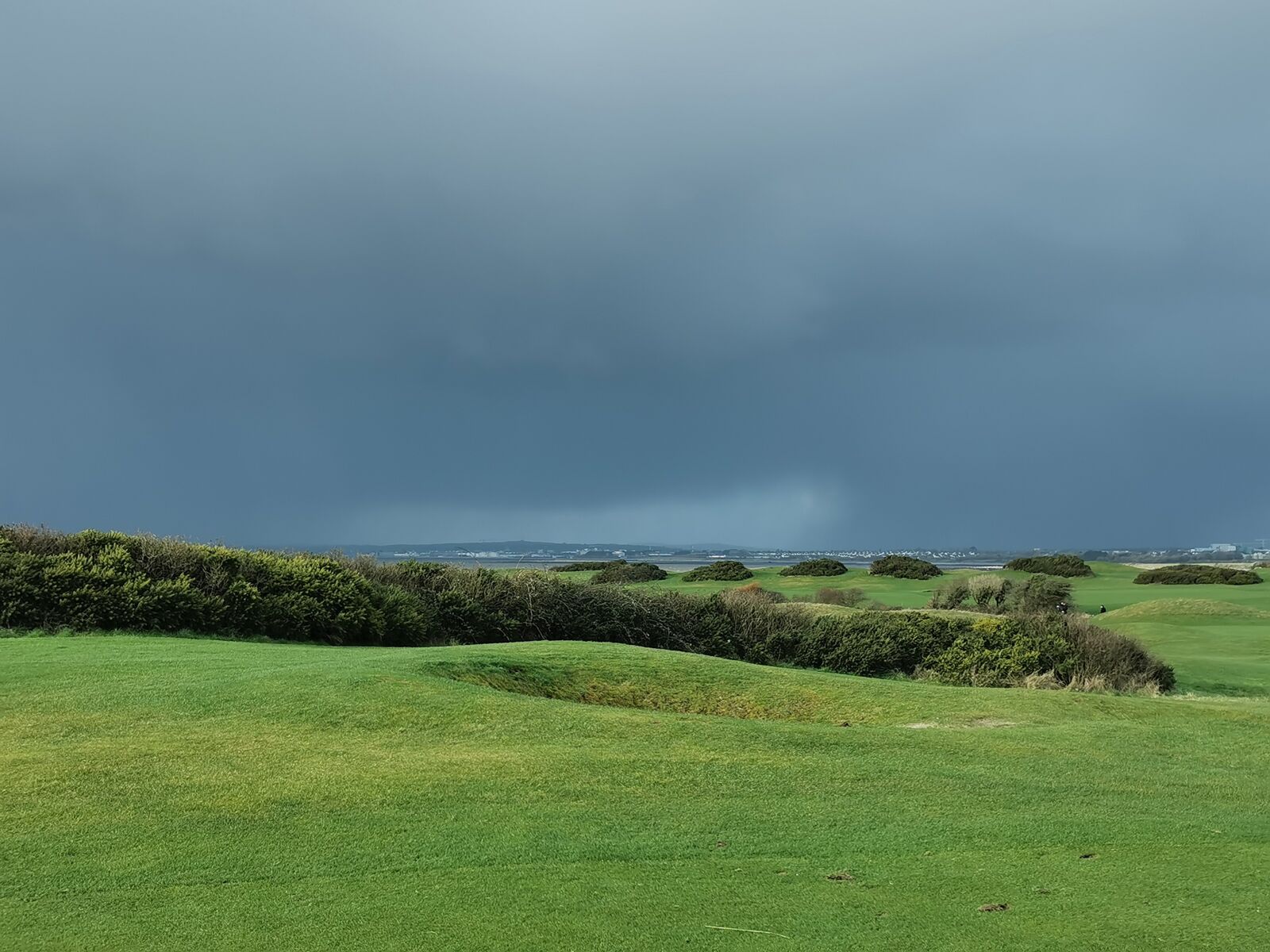 HUAWEI P30 sample photo. Golf, fairway, rain photography