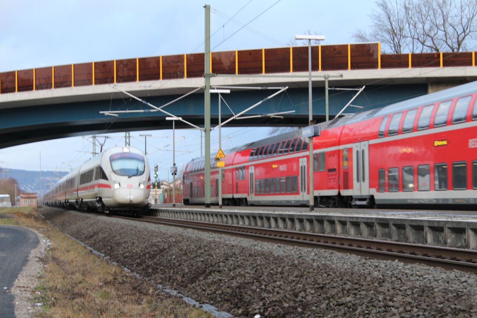 Canon EOS 1300D (EOS Rebel T6 / EOS Kiss X80) sample photo. Remote traffic, rails, rail photography
