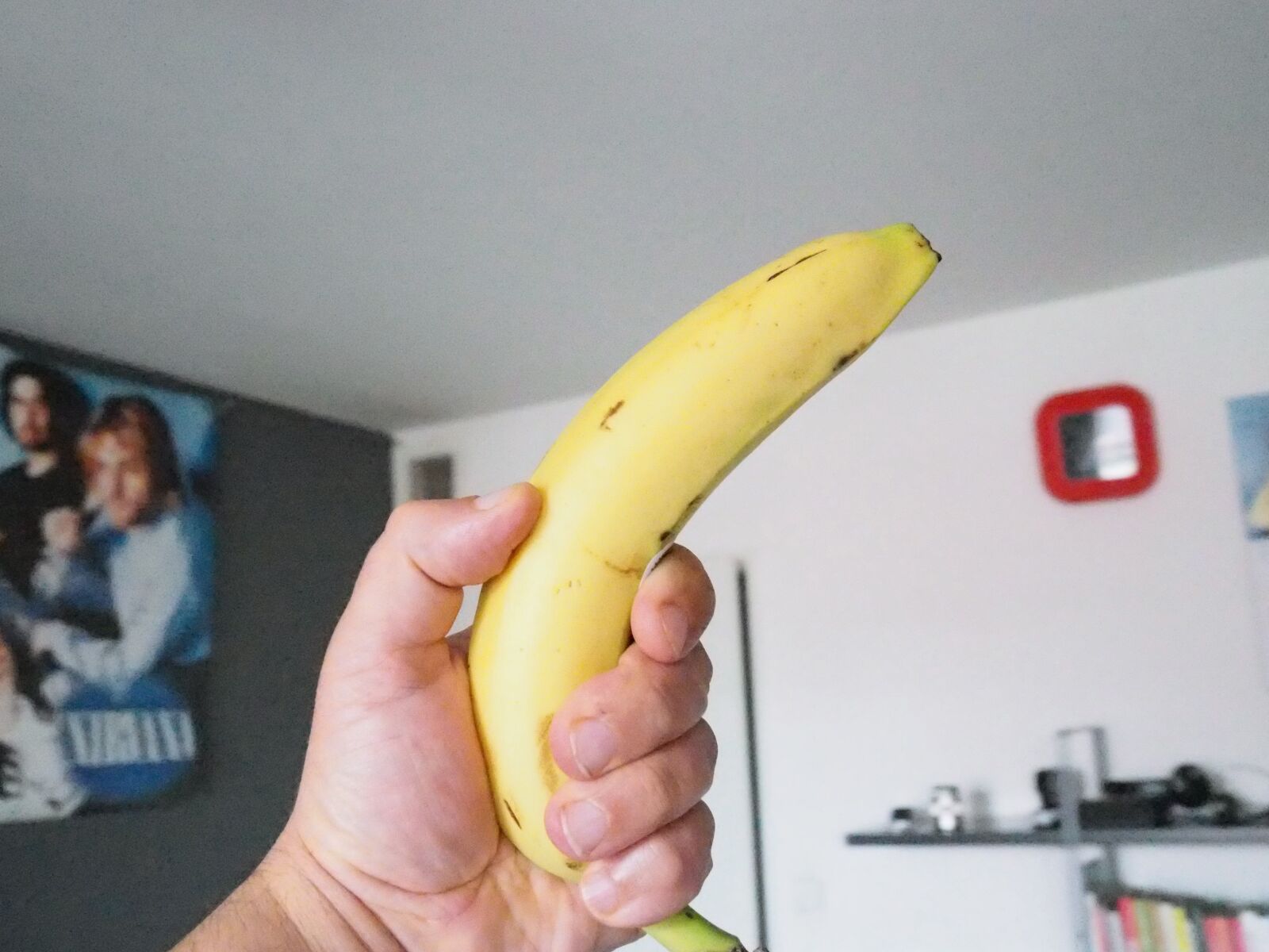 Olympus OM-D E-M5 II + Olympus M.Zuiko Digital 17mm F1.8 sample photo. Banana, hand, motion 5 photography