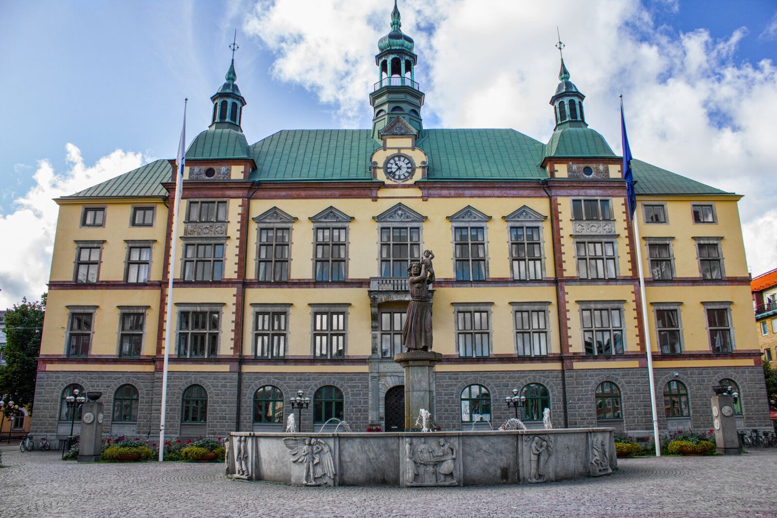 Canon EF-S 18-55mm F3.5-5.6 IS sample photo. Town hall, eskilstuna, building photography