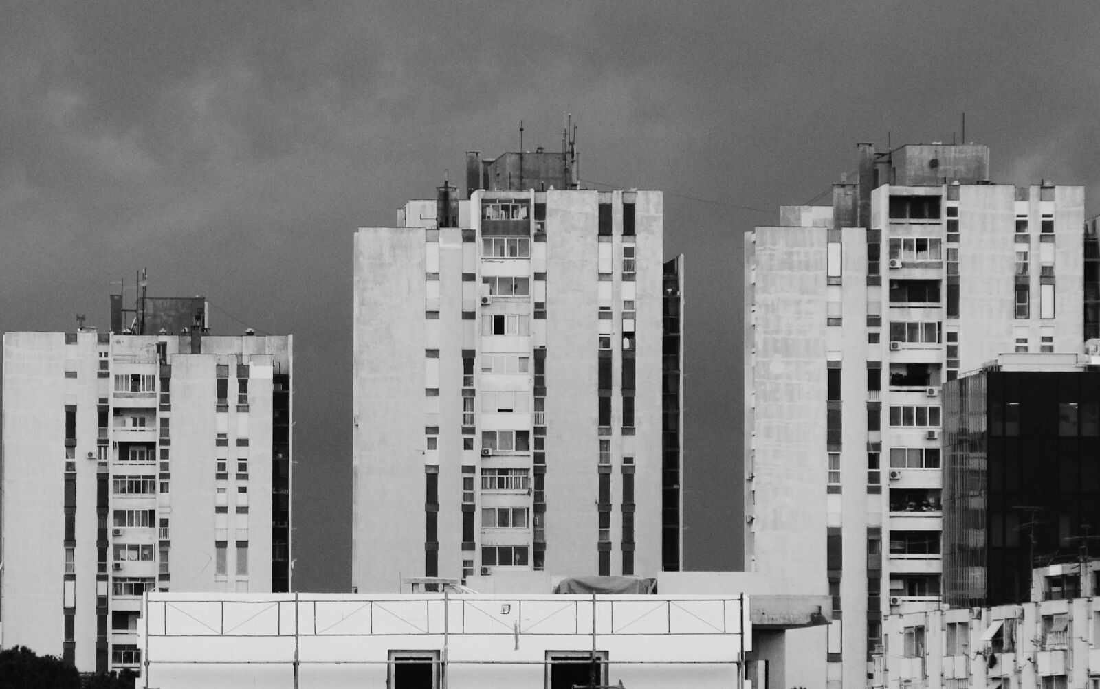 Sony Cyber-shot DSC-H10 sample photo. Black and white, urban photography
