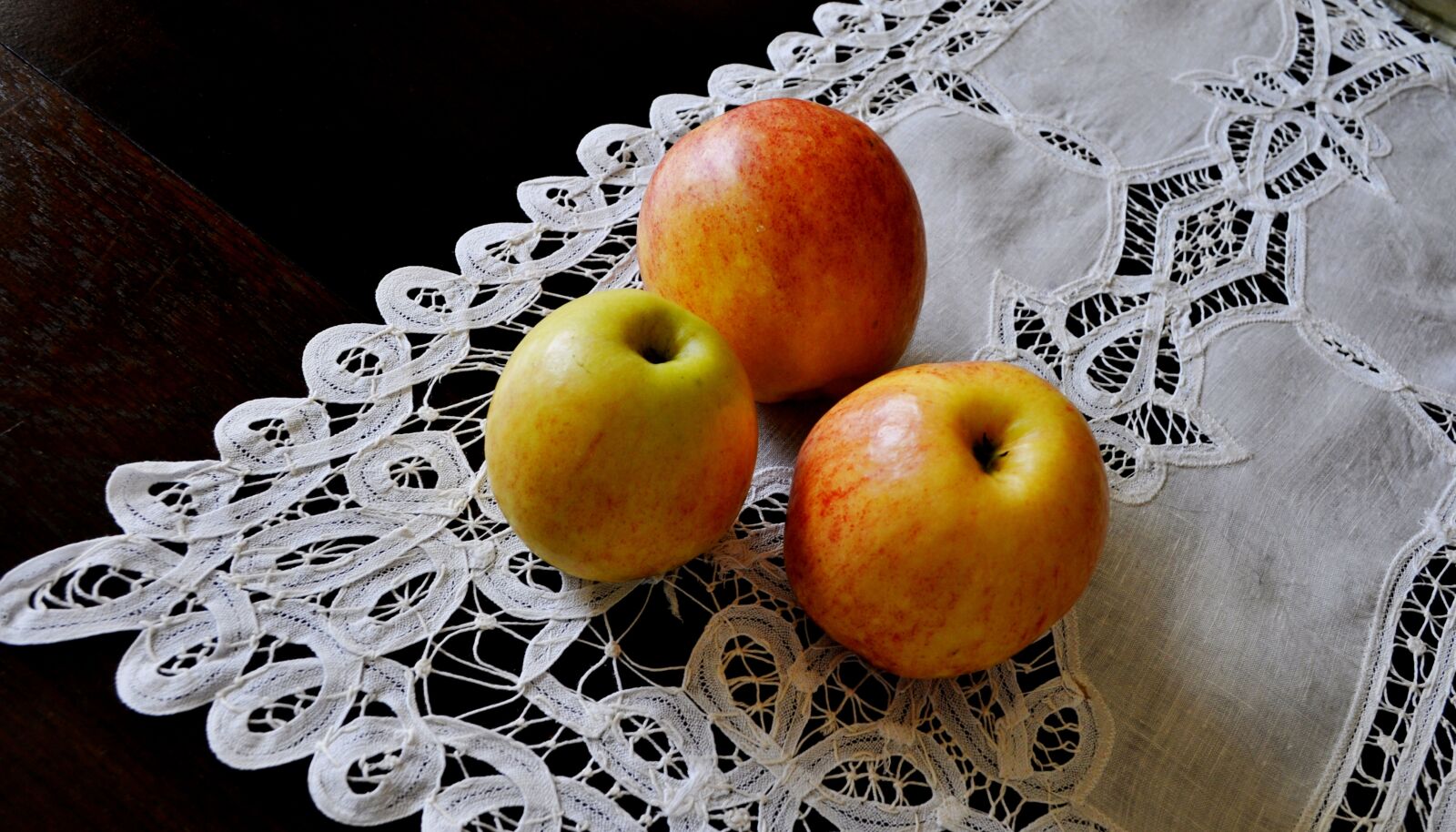 Nikon D5000 sample photo. Apples, tablecloth, pattern photography