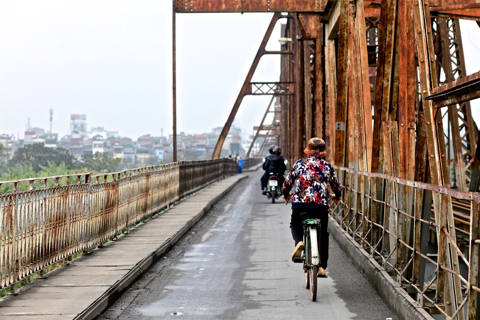 Canon EOS 5D Mark II sample photo. Longbien, bridge, life photography