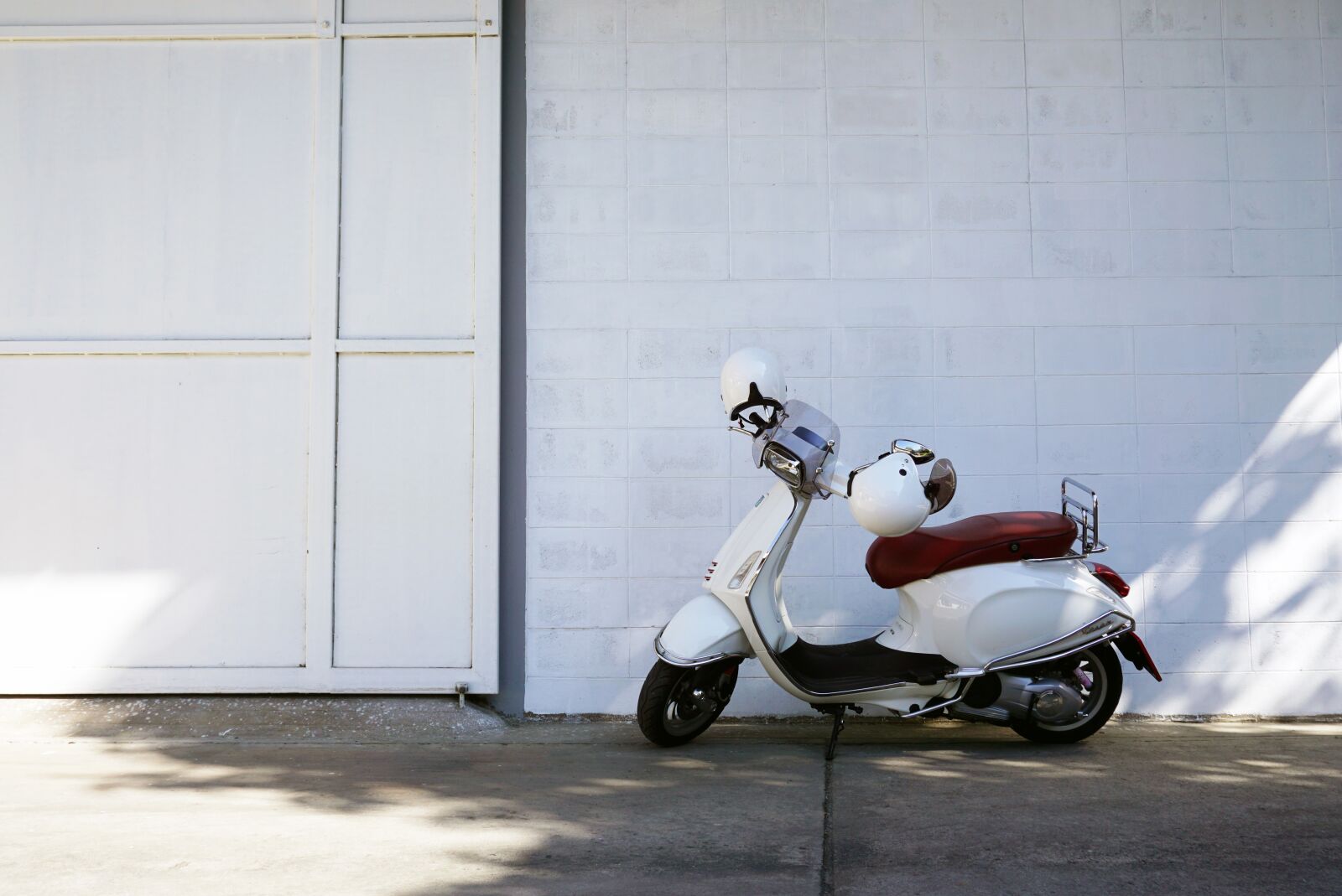 Sony a6000 sample photo. Vespa, white, wall photography
