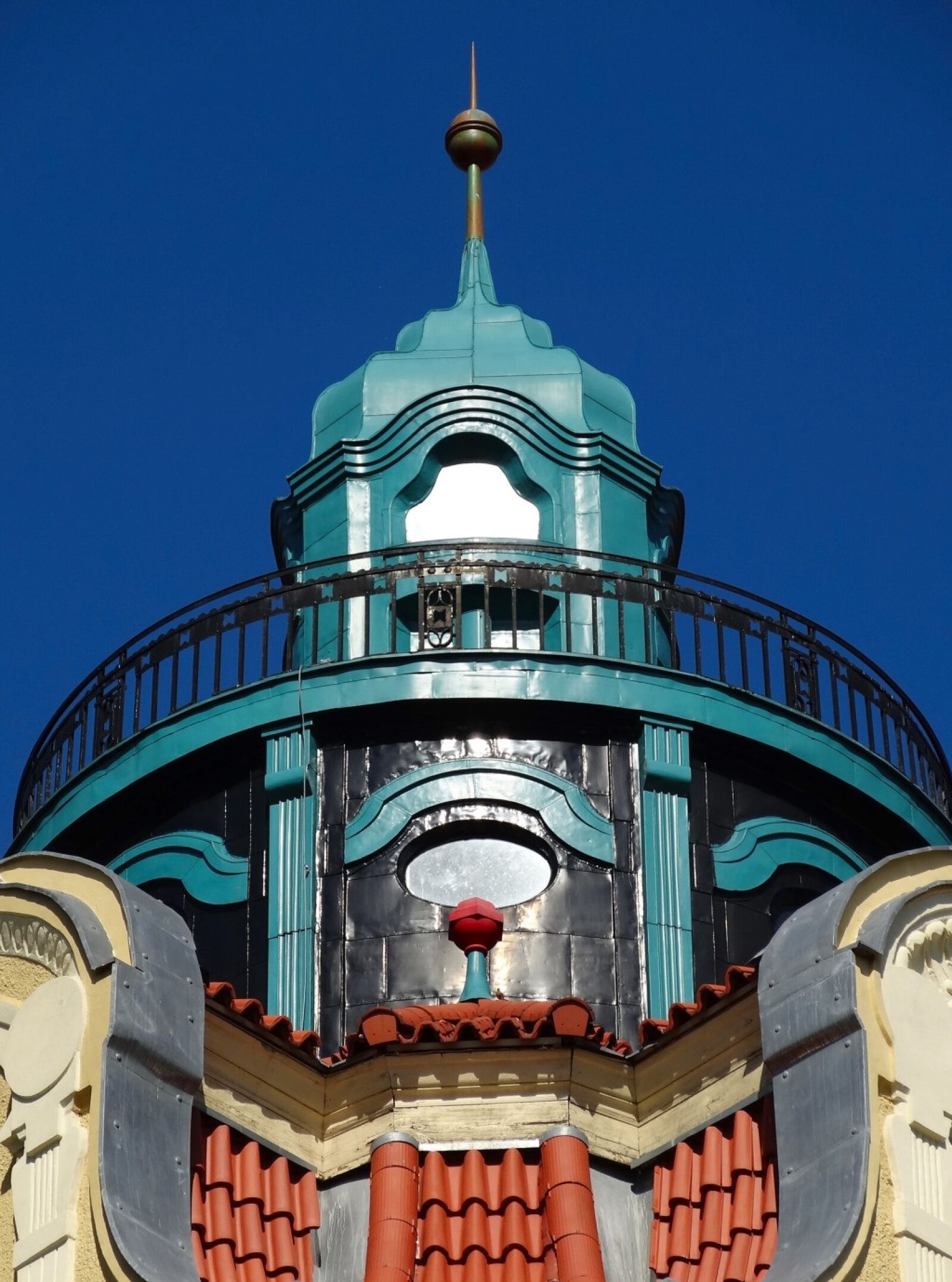 Sony Cyber-shot DSC-HX20V sample photo. Tower, railing, architecture photography