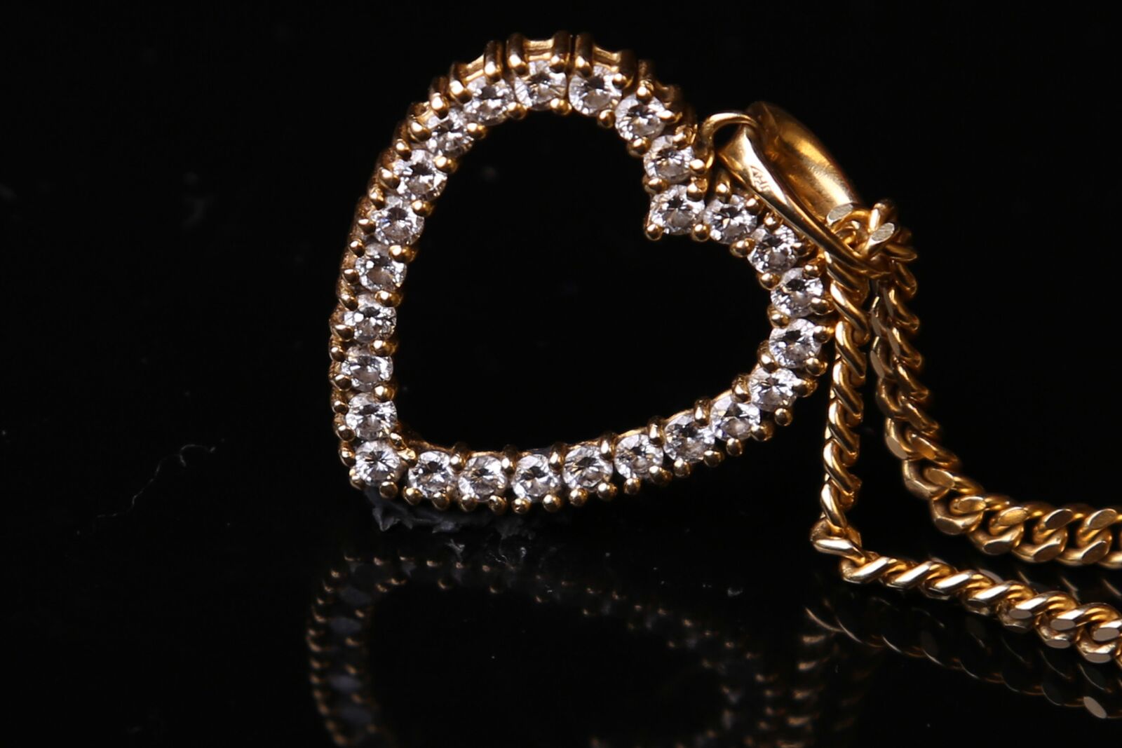 Canon EOS 6D + Canon EF 24-105mm F4L IS USM sample photo. Heart, necklace, pendant photography