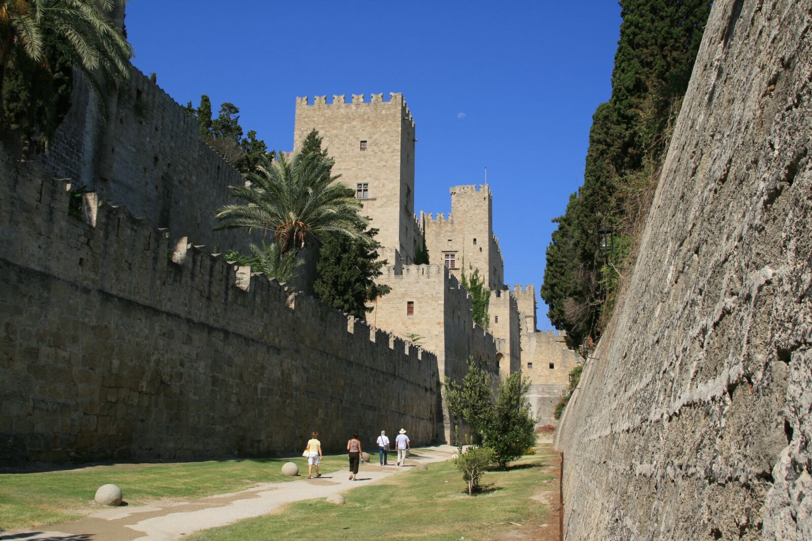 Canon EOS 400D (EOS Digital Rebel XTi / EOS Kiss Digital X) sample photo. Greece, rhodes, city wall photography