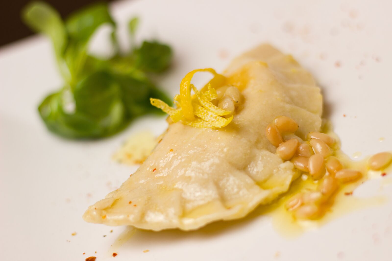 Canon EOS 600D (Rebel EOS T3i / EOS Kiss X5) + Canon EF 50mm F1.8 STM sample photo. Ravioli, lemon, butter photography