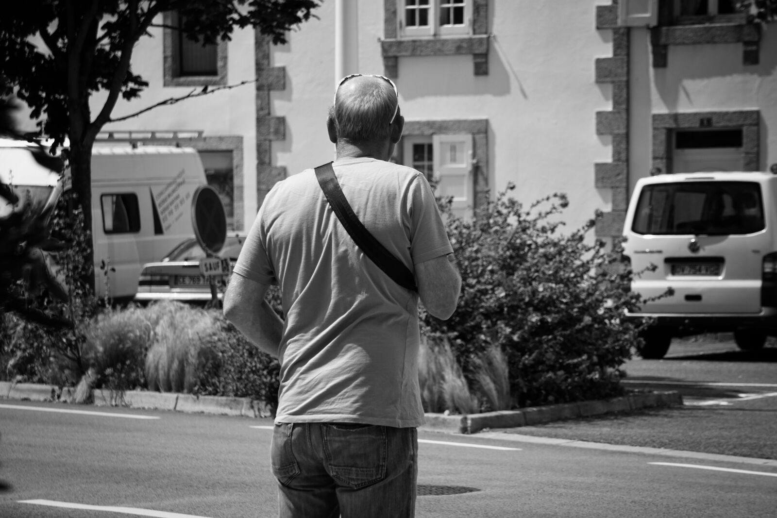 Sony E 55-210mm F4.5-6.3 OSS sample photo. Dos, homme, humain, noir photography