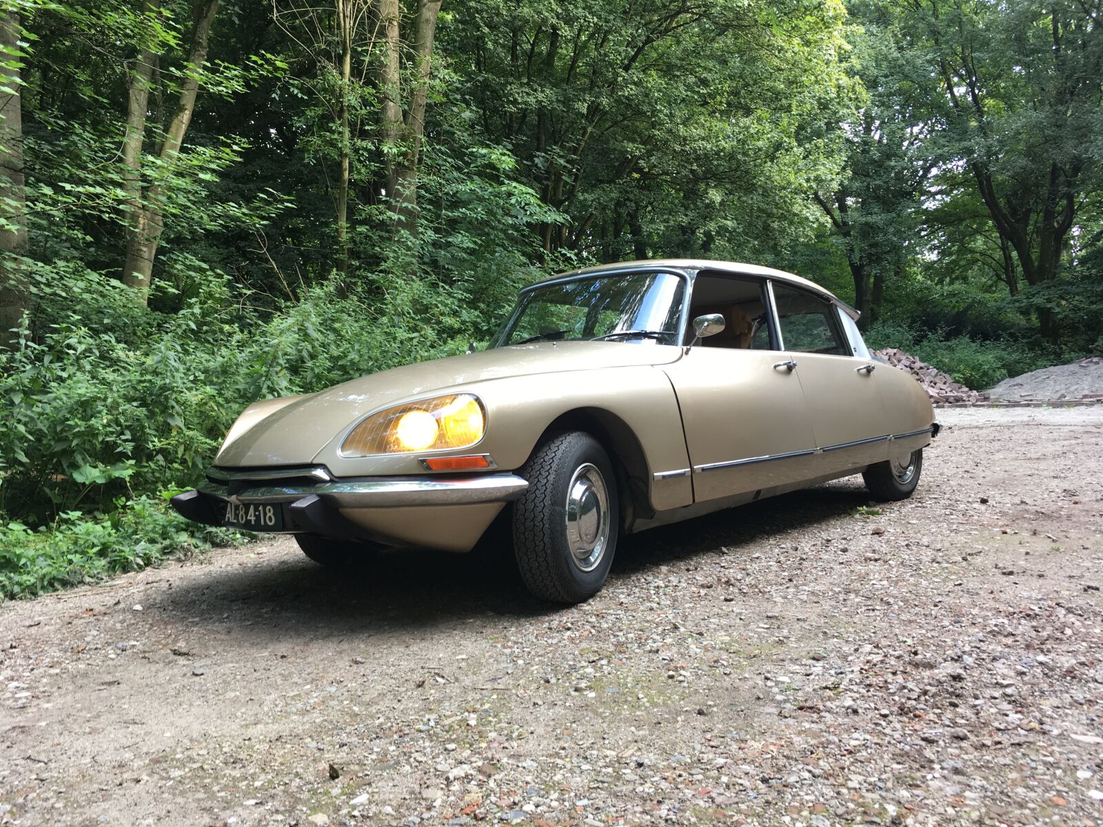 iPhone SE back camera 4.15mm f/2.2 sample photo. Oldtimer, citroen, car photography