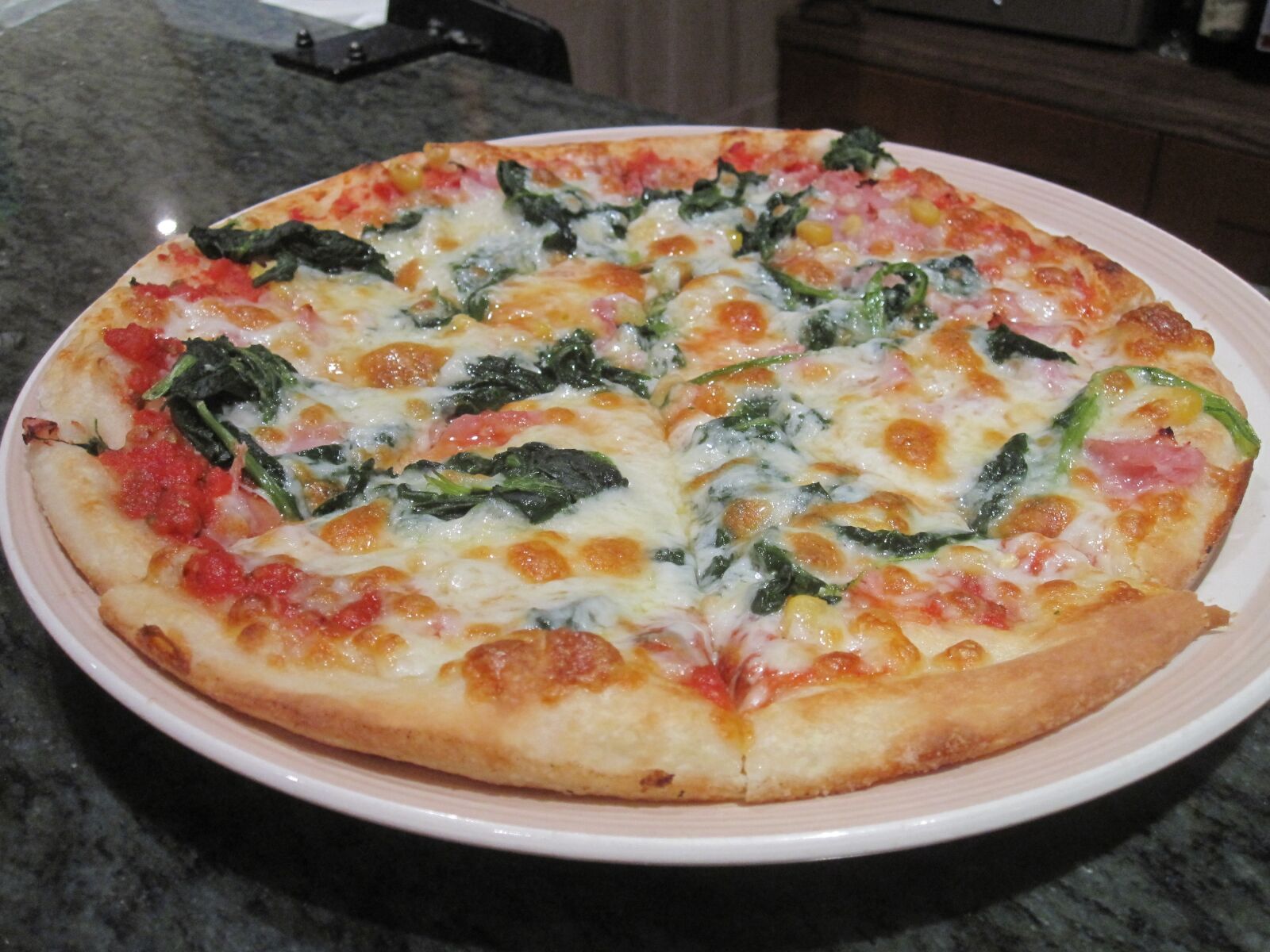 Canon PowerShot SD780 IS (Digital IXUS 100 IS / IXY Digital 210 IS) sample photo. Pizza, family, italian photography