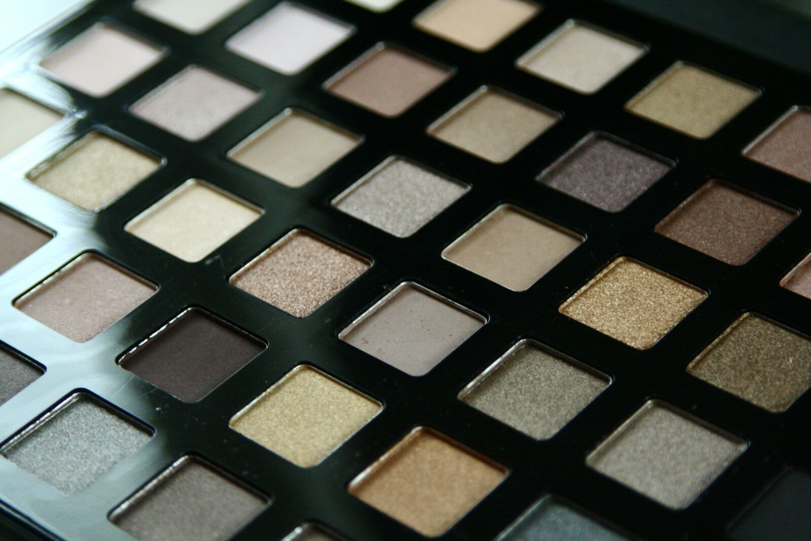 Canon EOS 350D (EOS Digital Rebel XT / EOS Kiss Digital N) sample photo. Eyeshadow, makeup, cosmetic photography