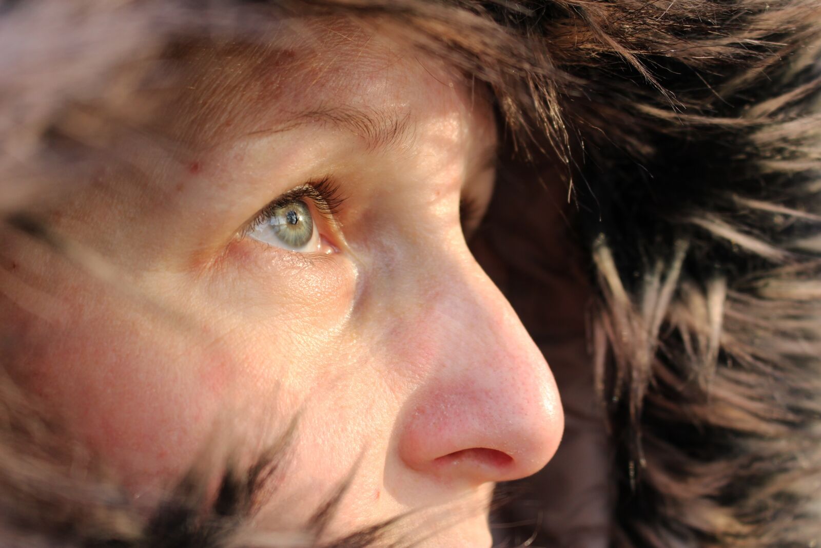 Canon EOS 100D (EOS Rebel SL1 / EOS Kiss X7) sample photo. Woman, face, coat photography