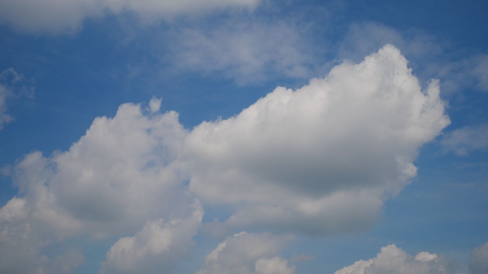 Panasonic Lumix DC-GX850 (Lumix DC-GX800 / Lumix DC-GF9) sample photo. Clouds, the blue-white sky photography