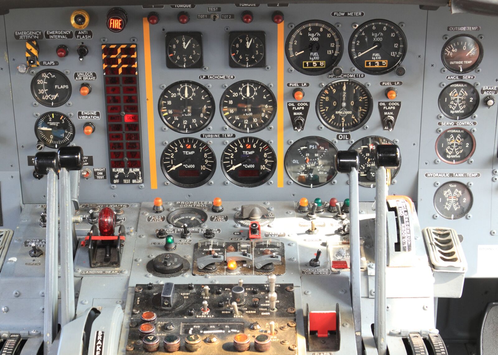 Canon EOS 550D (EOS Rebel T2i / EOS Kiss X4) sample photo. Aircraft, fighter, cockpit photography
