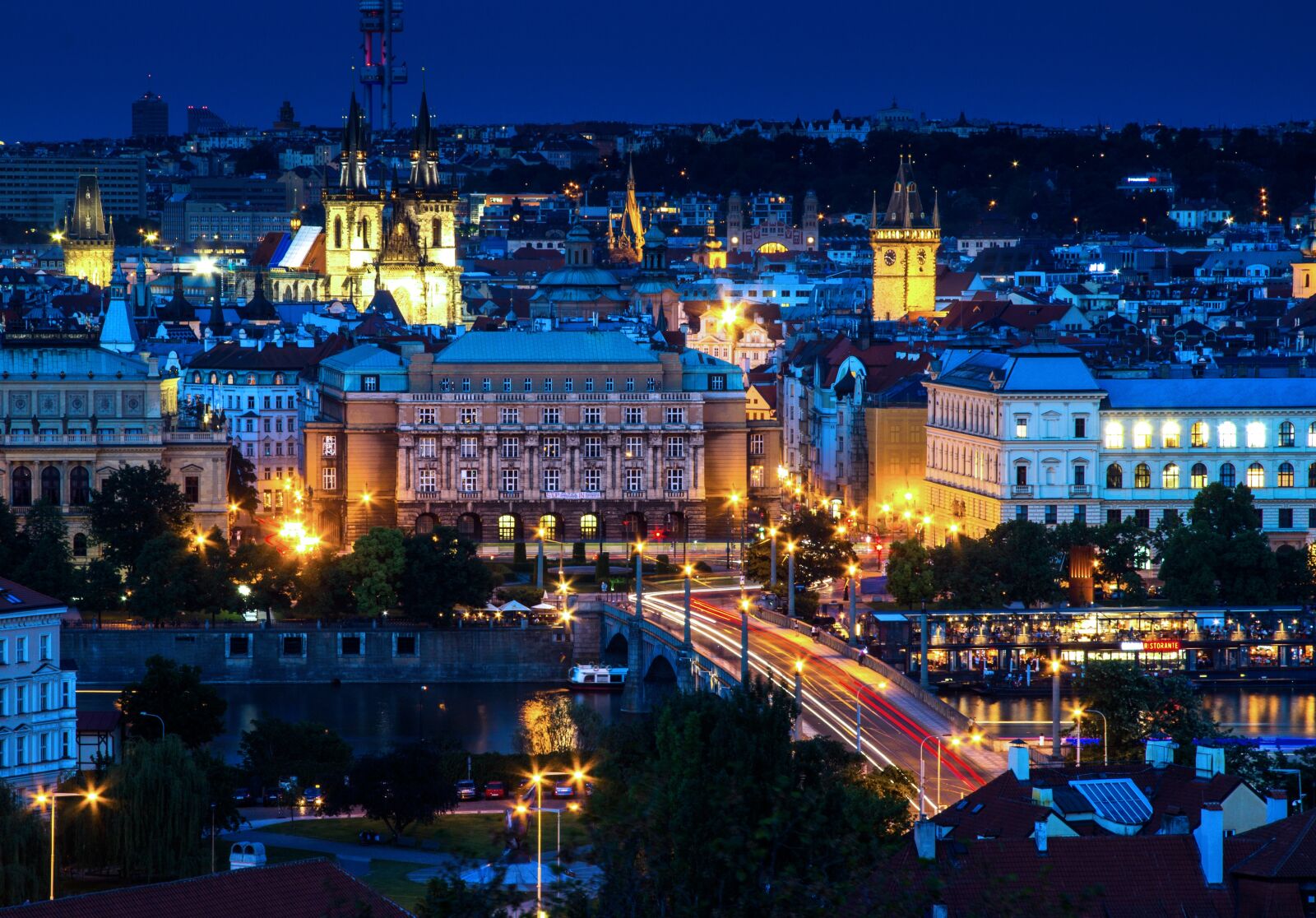 Canon EF-S 17-85mm F4-5.6 IS USM sample photo. Prague, panorama, night photograph photography