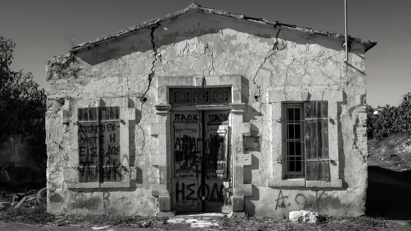 Canon PowerShot SX400 IS sample photo. Old house, abandoned, damaged photography