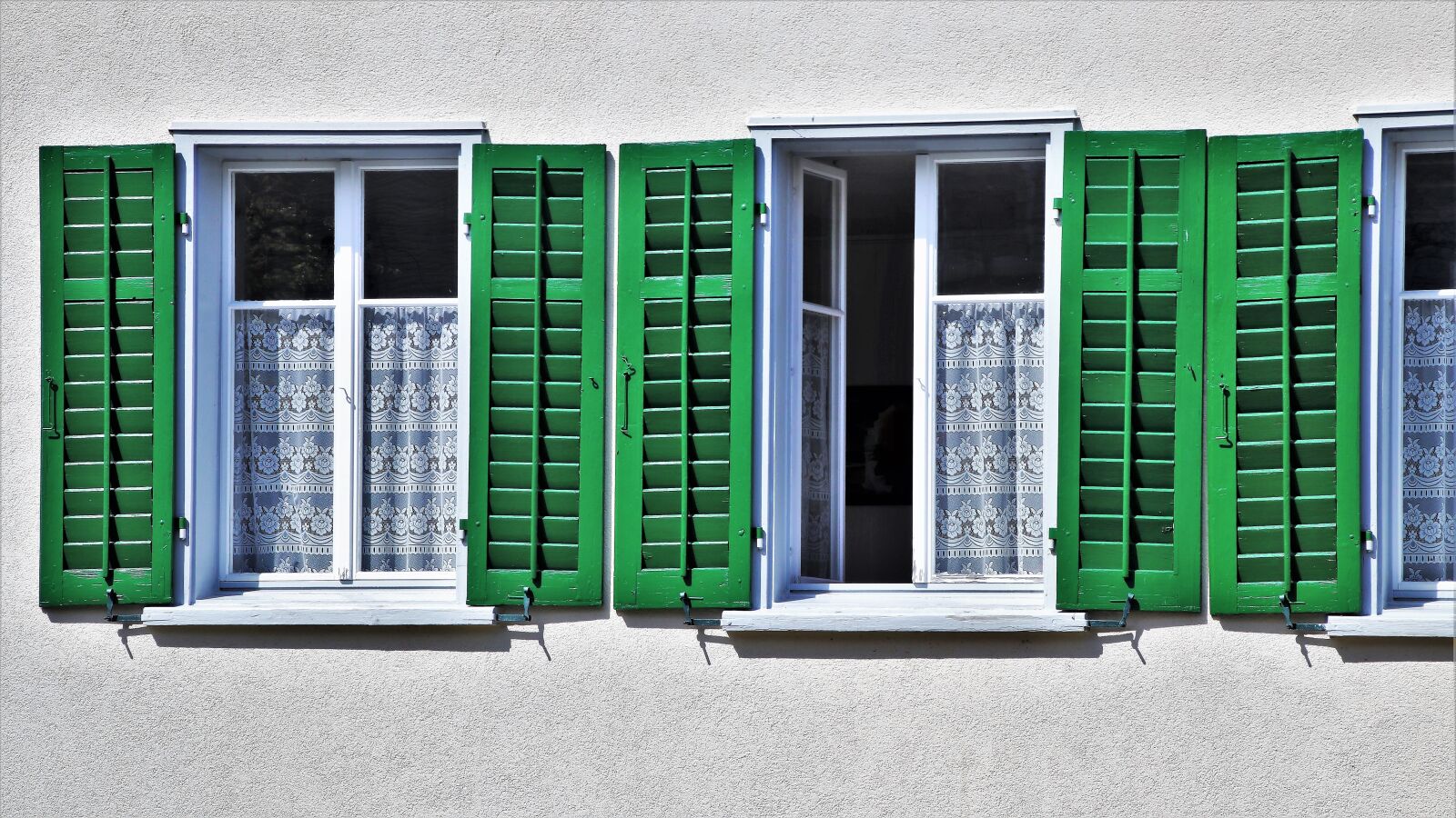 Canon EOS 80D sample photo. Old windows, facade, figure photography