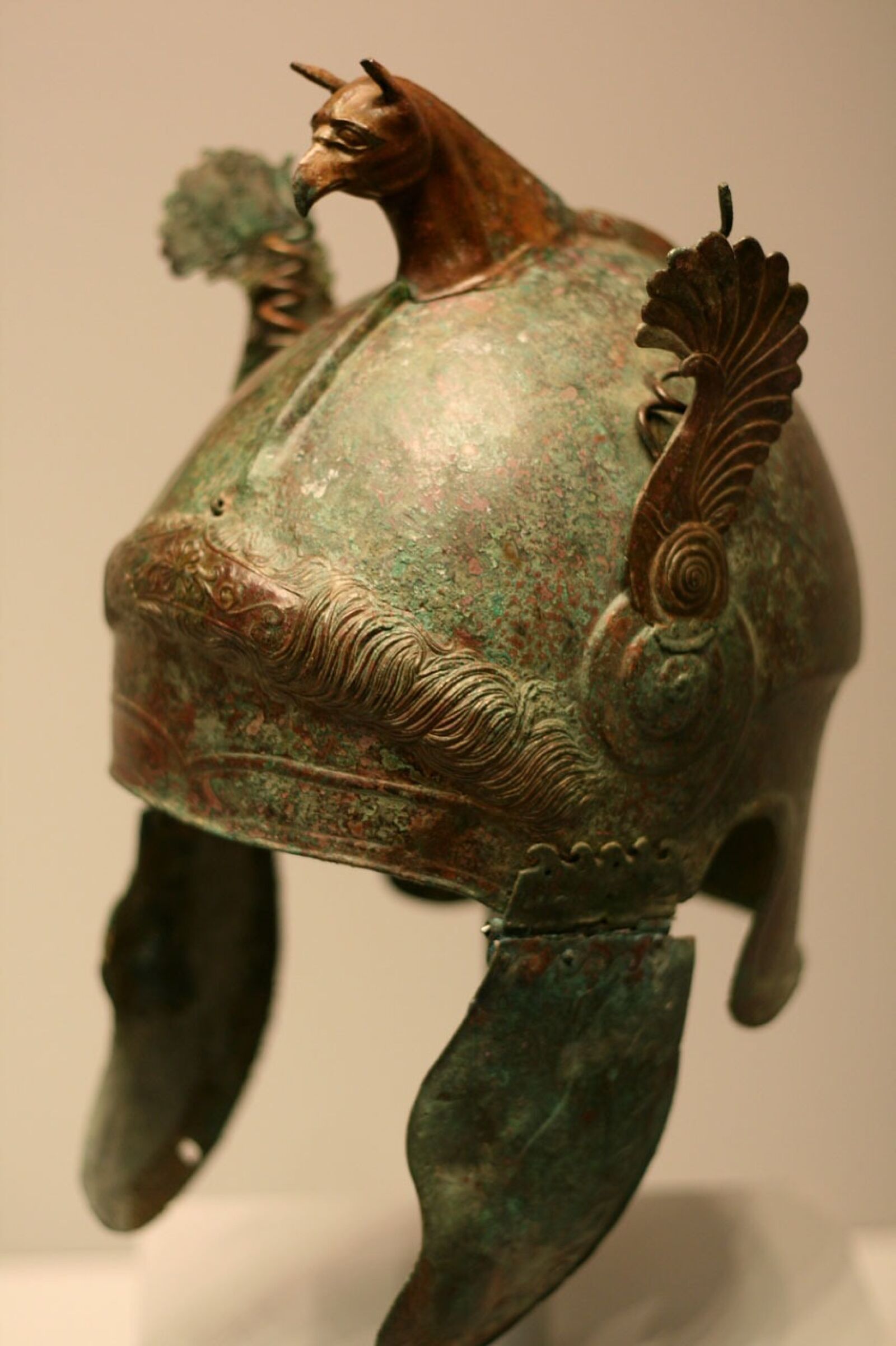 Canon EOS 400D (EOS Digital Rebel XTi / EOS Kiss Digital X) sample photo. Antiquities, helmet, bronze photography