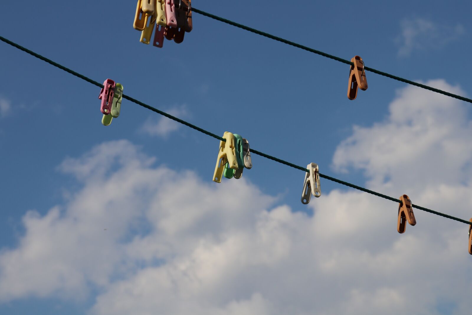 Canon EOS 200D (EOS Rebel SL2 / EOS Kiss X9) sample photo. Clothes peg, clothespin, life photography