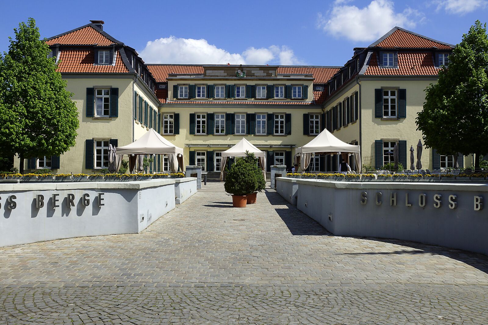 Sony SLT-A77 + Sony DT 16-50mm F2.8 SSM sample photo. Castle, schlosshof, architecture photography