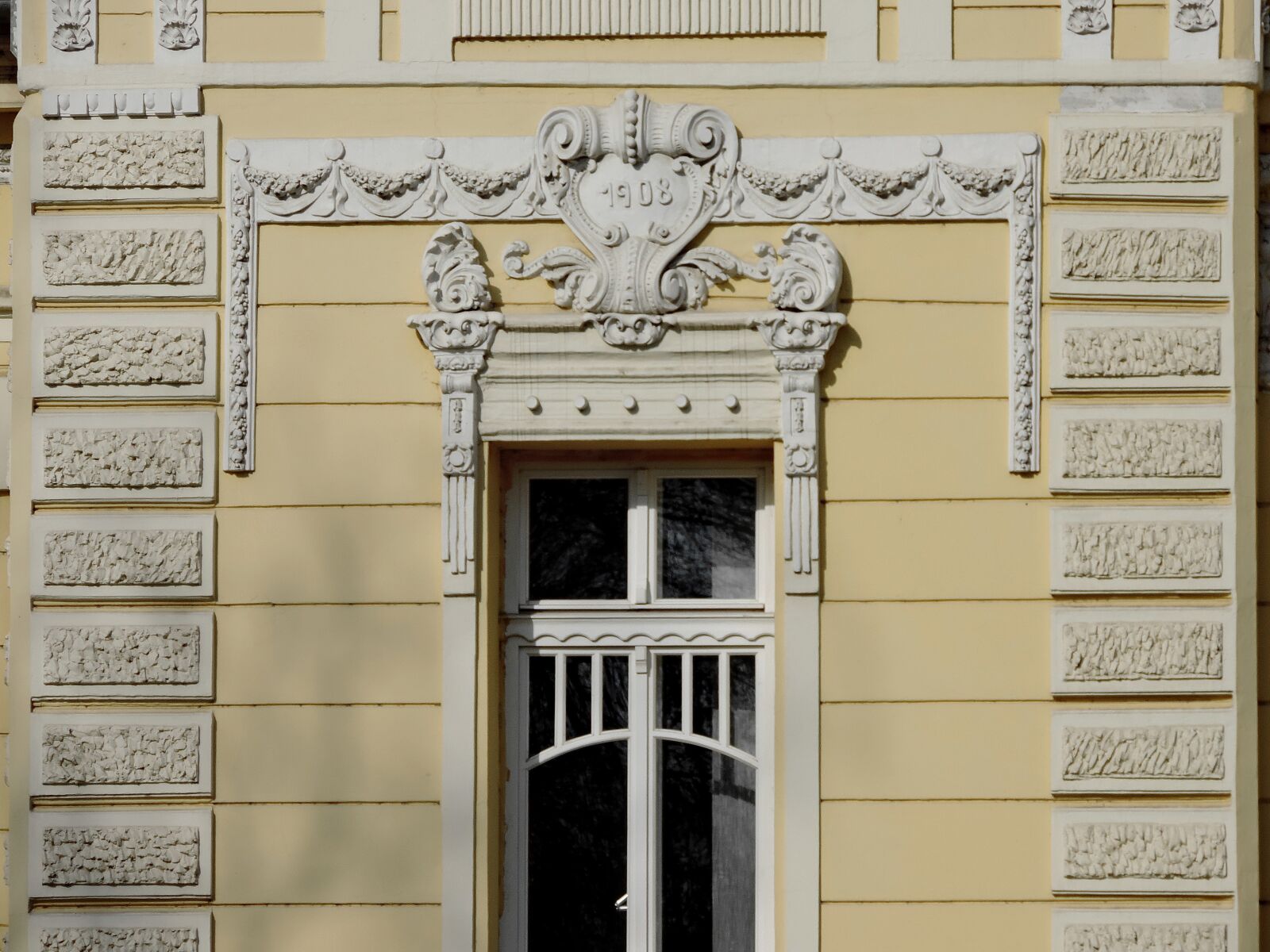 Nikon Coolpix P520 sample photo. Baroque, decoration, facade, window photography