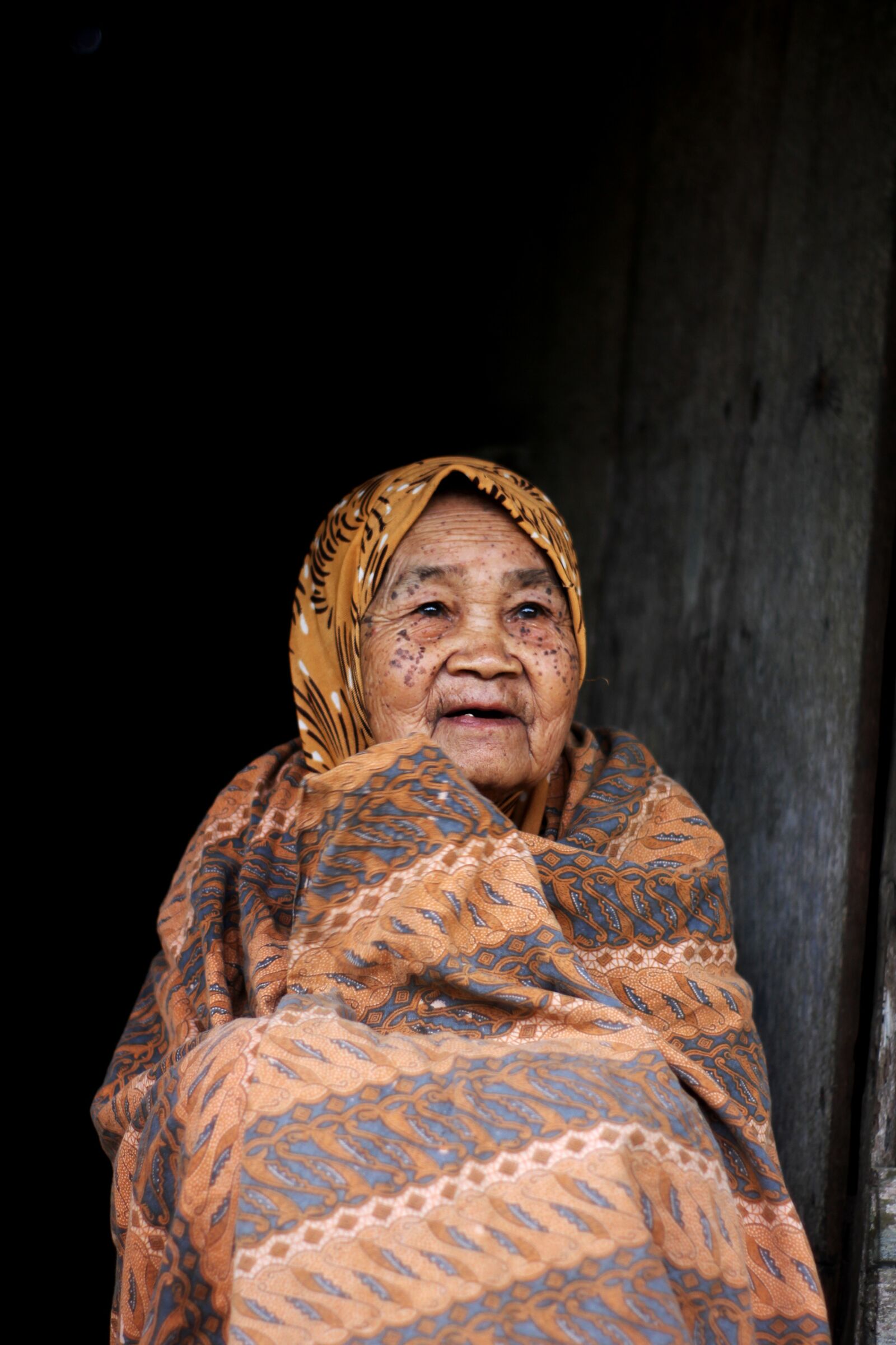 Canon EOS 550D (EOS Rebel T2i / EOS Kiss X4) sample photo. Old woman, diversity, blanket photography