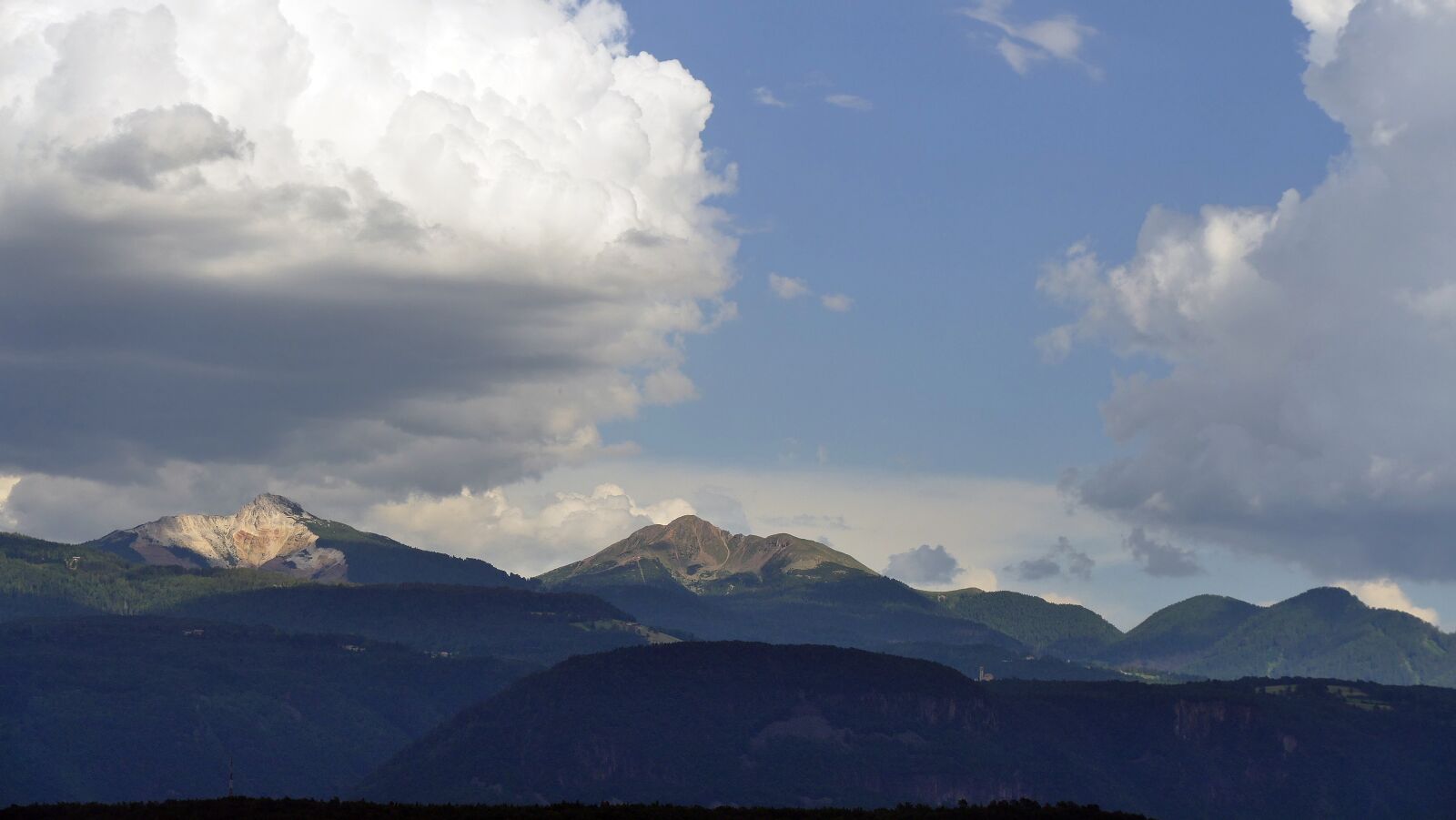 Panasonic Lumix DMC-FZ1000 sample photo. Mountains, thunderstorm, clouds photography