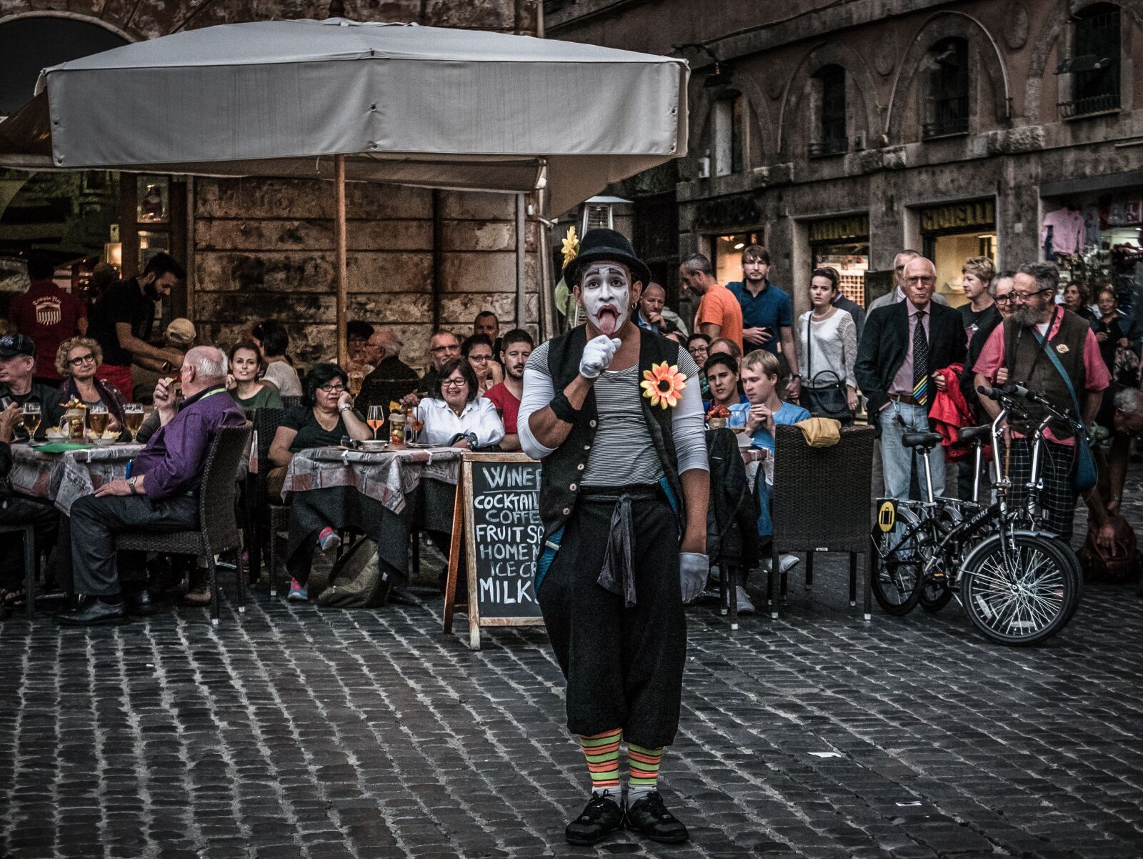 Panasonic Lumix DMC-LX100 sample photo. Clown, artist, circus photography