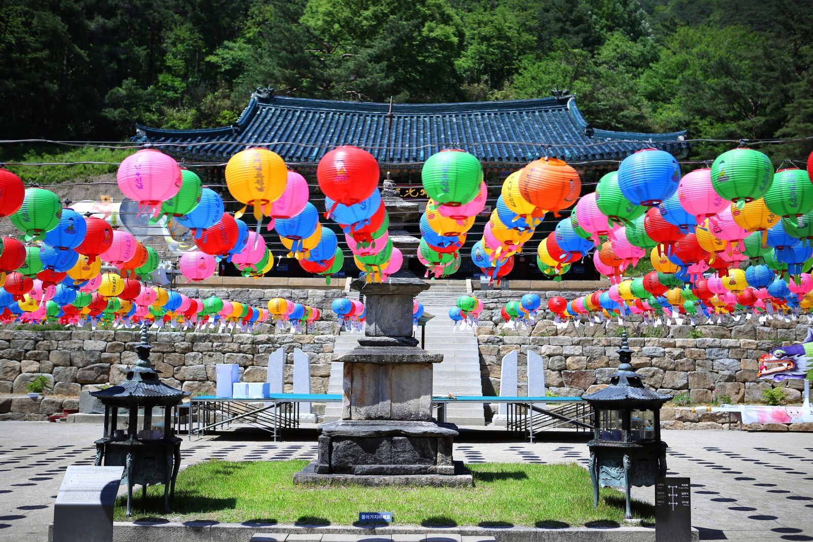 Canon EOS 5D Mark III sample photo. Section, lantern, temple photography