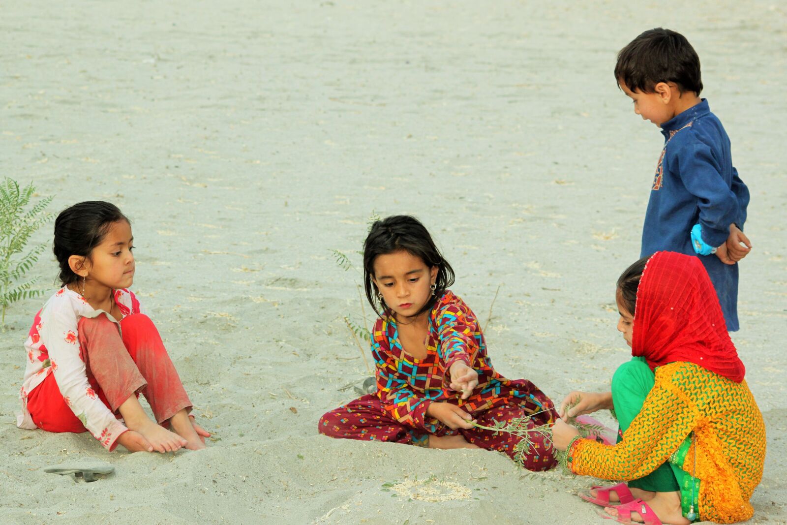 Canon EOS 500D (EOS Rebel T1i / EOS Kiss X3) sample photo. Kids, sand, playing photography