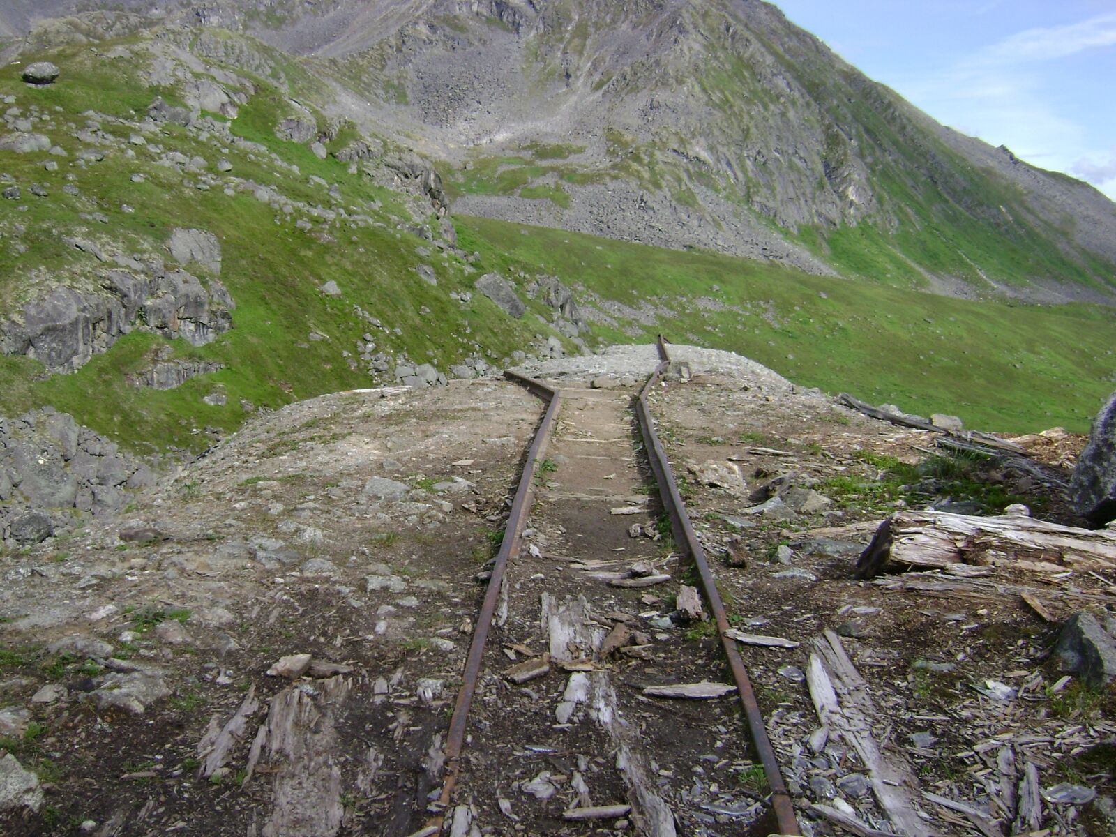 Sony DSC-S650 sample photo. Alaska, train, tracks photography