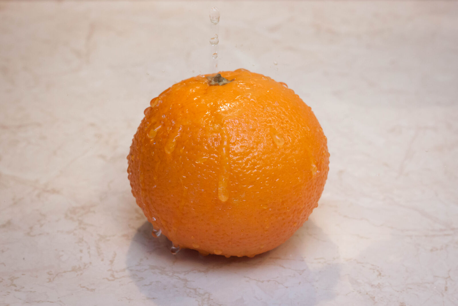 Canon EOS 500D (EOS Rebel T1i / EOS Kiss X3) + Canon EF 50mm F1.8 STM sample photo. Night, orange, splash, water photography