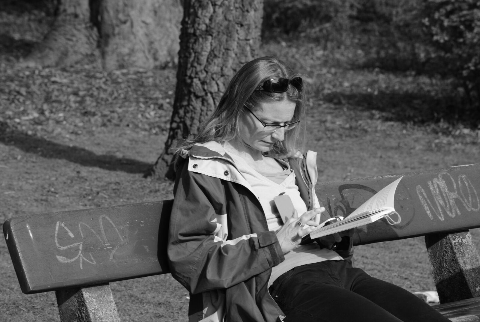 Nikon D7100 sample photo. Woman, read, park photography