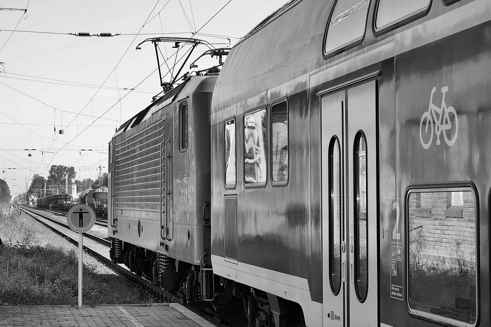 Nikon D3200 sample photo. Platform, railway tracks, catenary photography